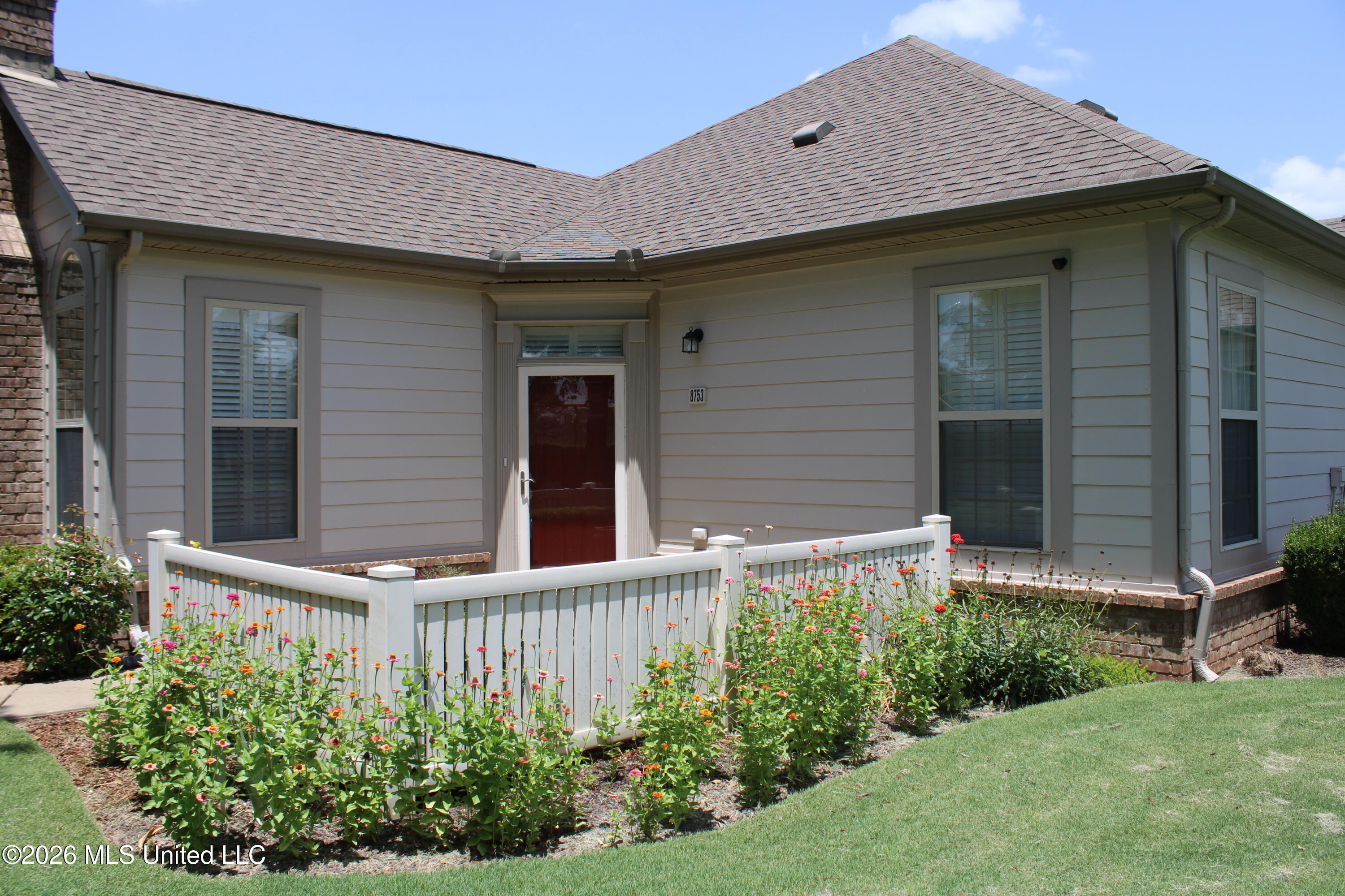 8753 Parkview Oaks Circle Property Photo 3
