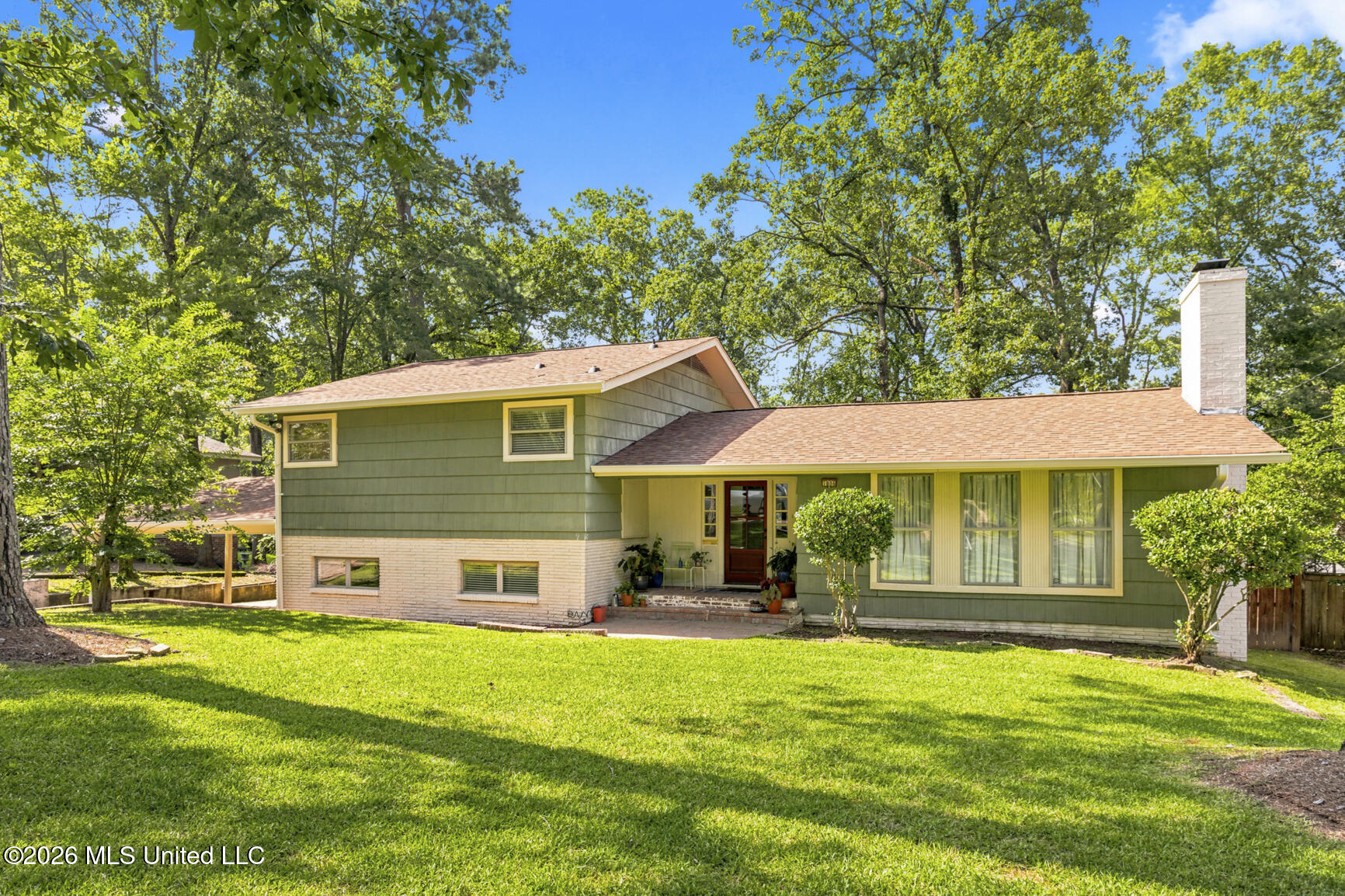 1806 Hillview Drive Property Photo 2