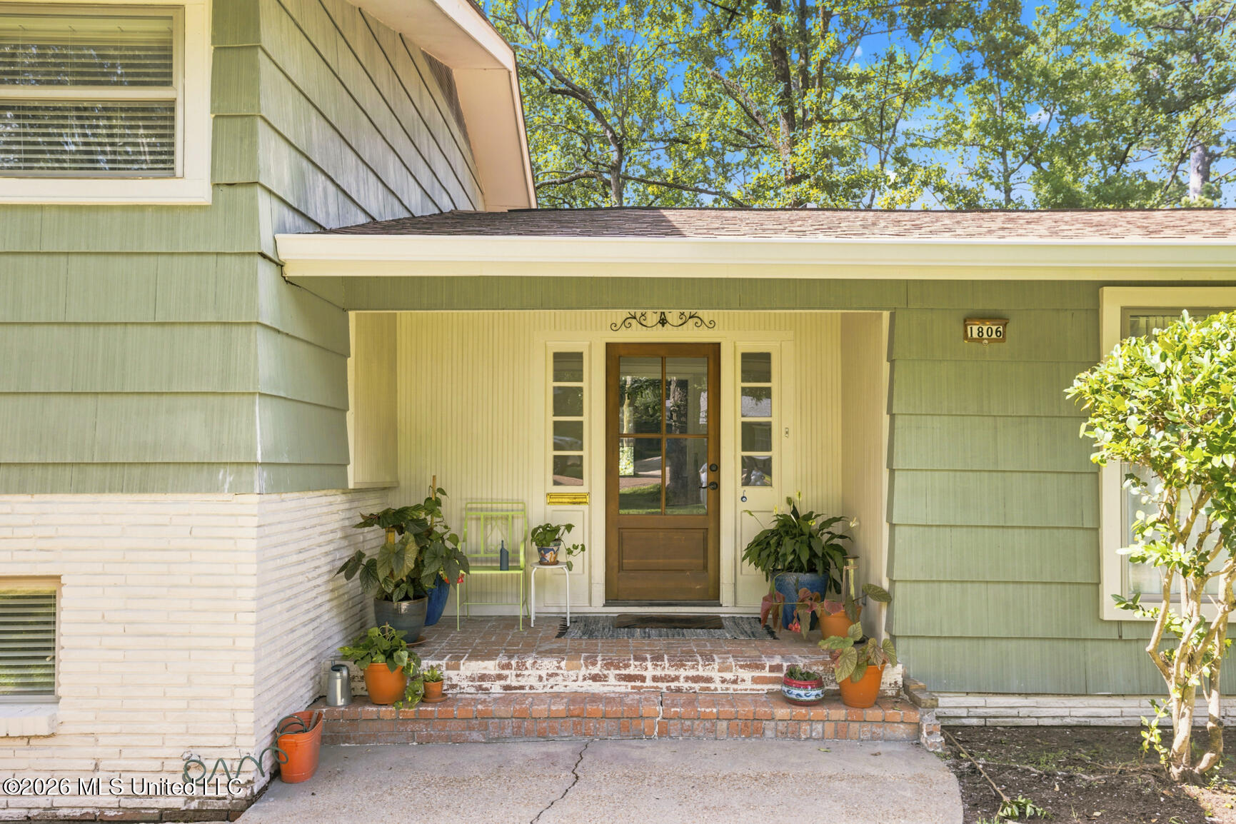1806 Hillview Drive Property Photo 3