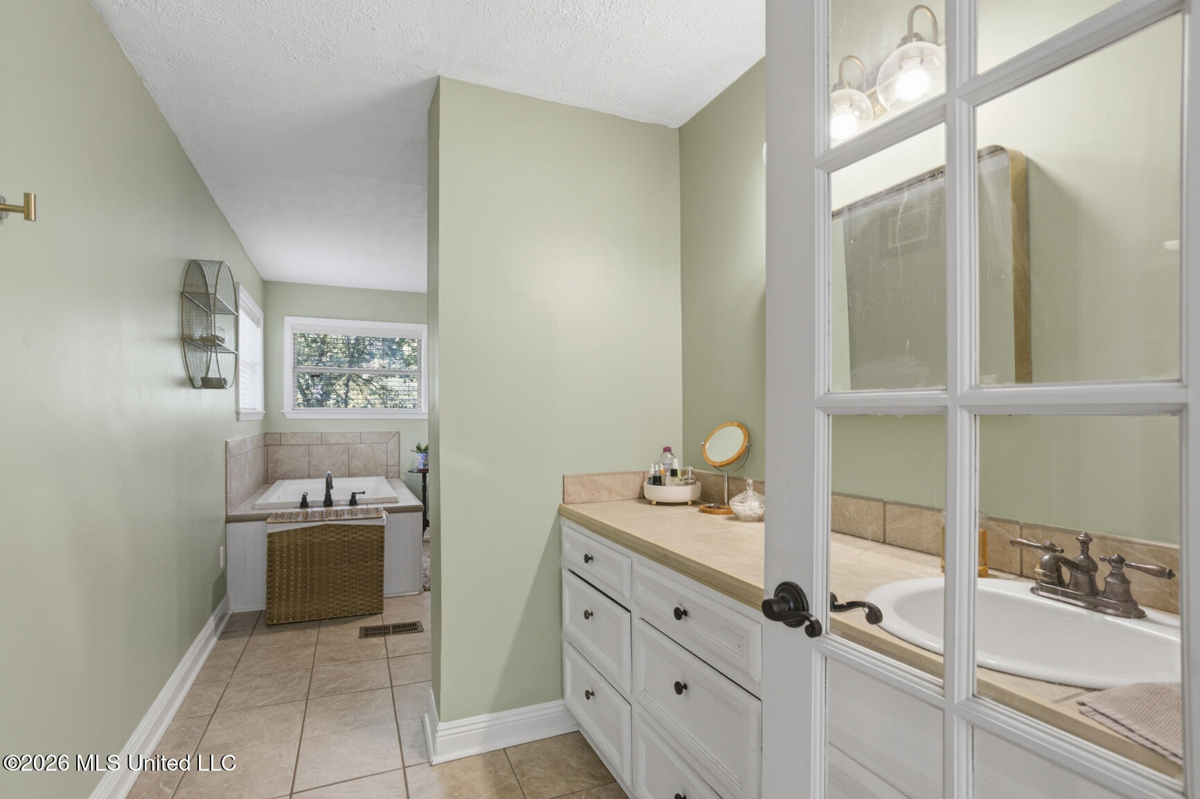 1806 Hillview Drive Property Photo 7