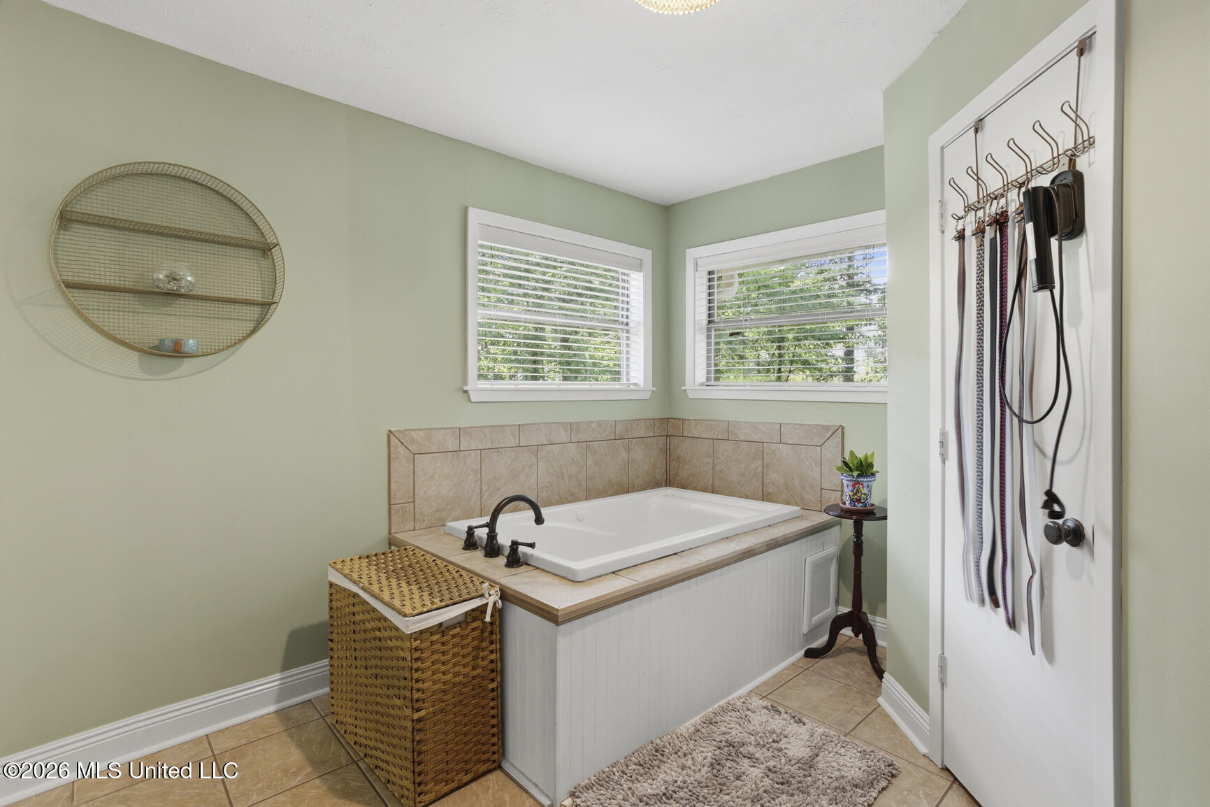1806 Hillview Drive Property Photo 8