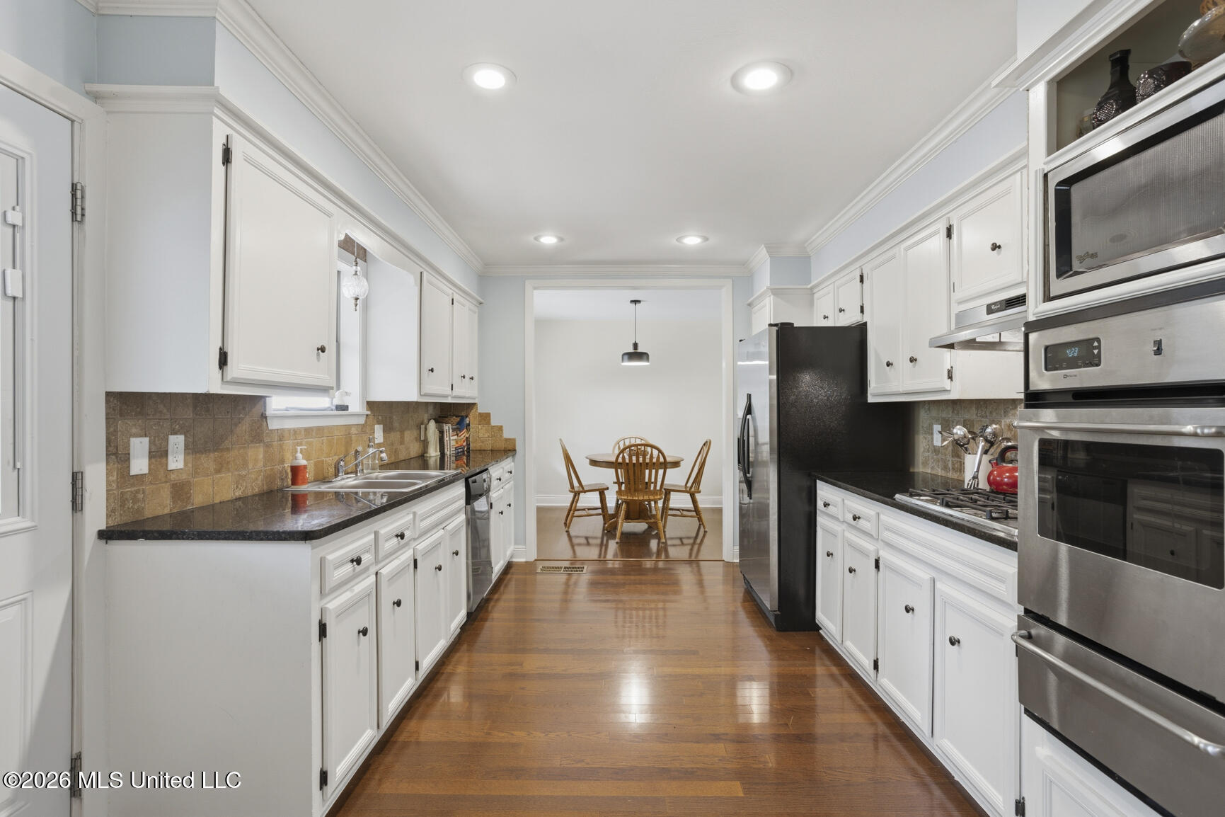 1806 Hillview Drive Property Photo 20