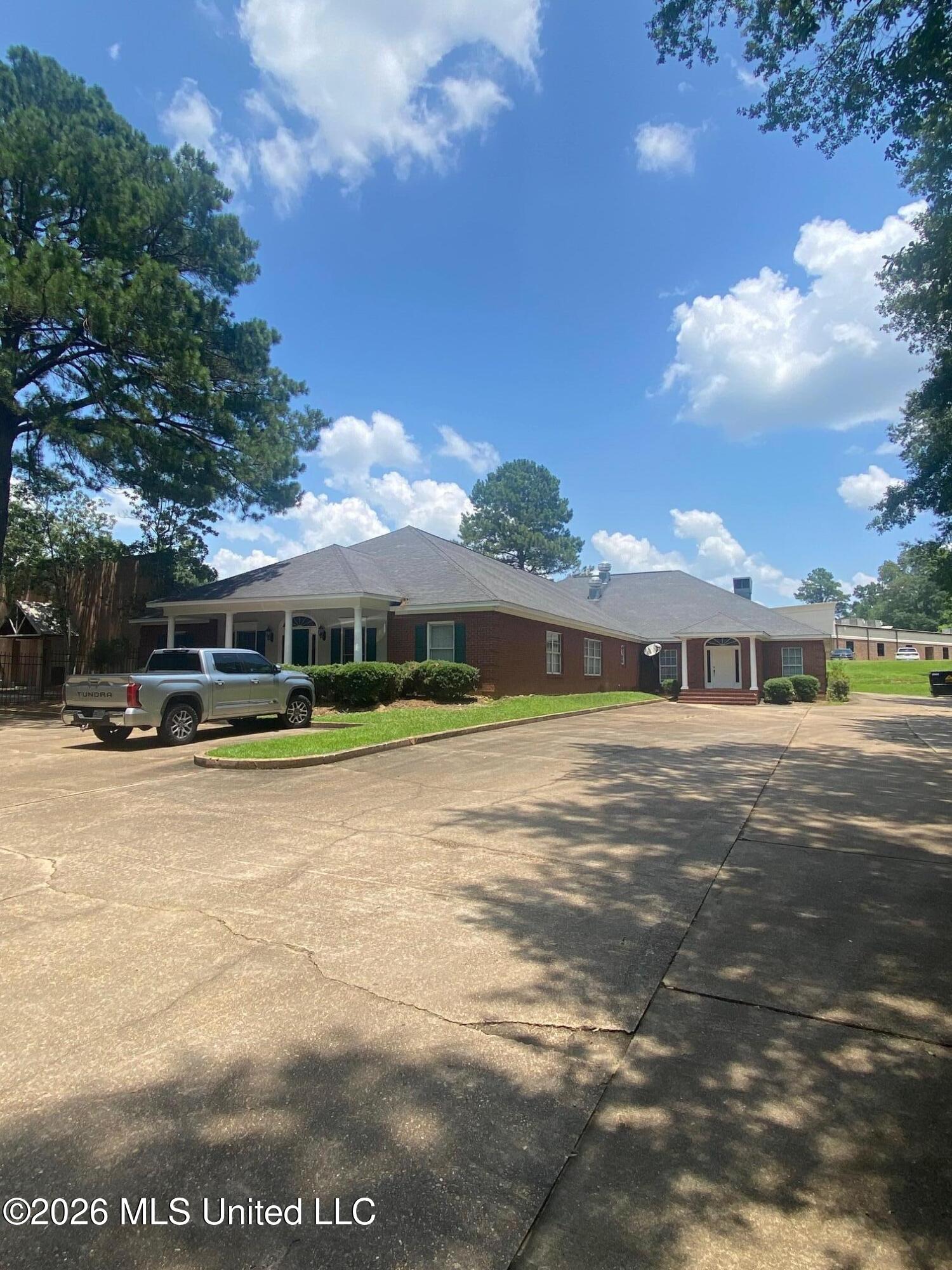 6562 Dogwood View Parkway Property Photo 2
