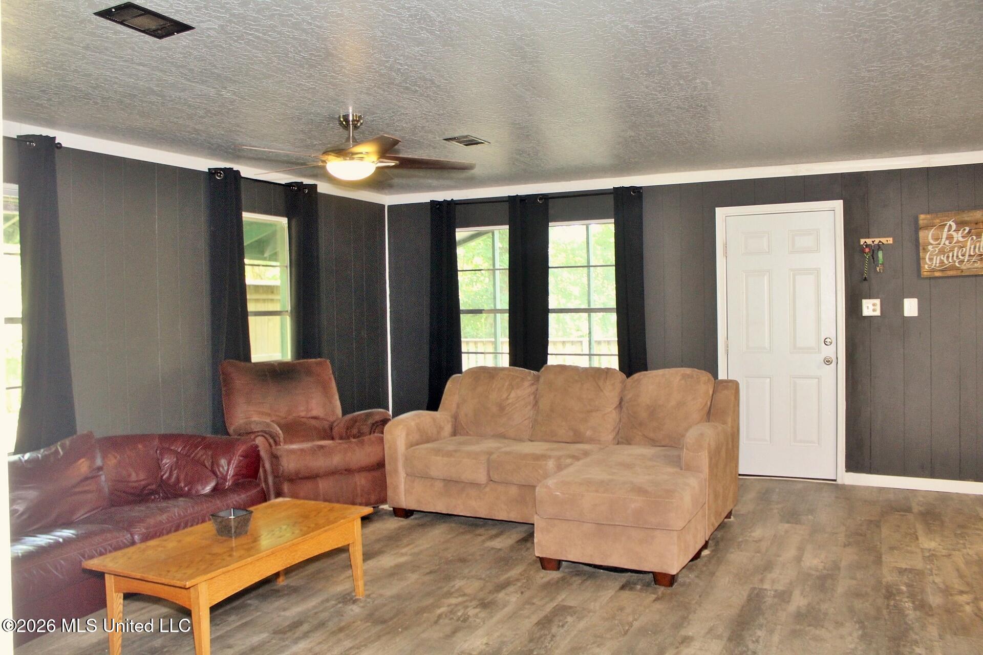109 Hickory Lane Property Photo 3
