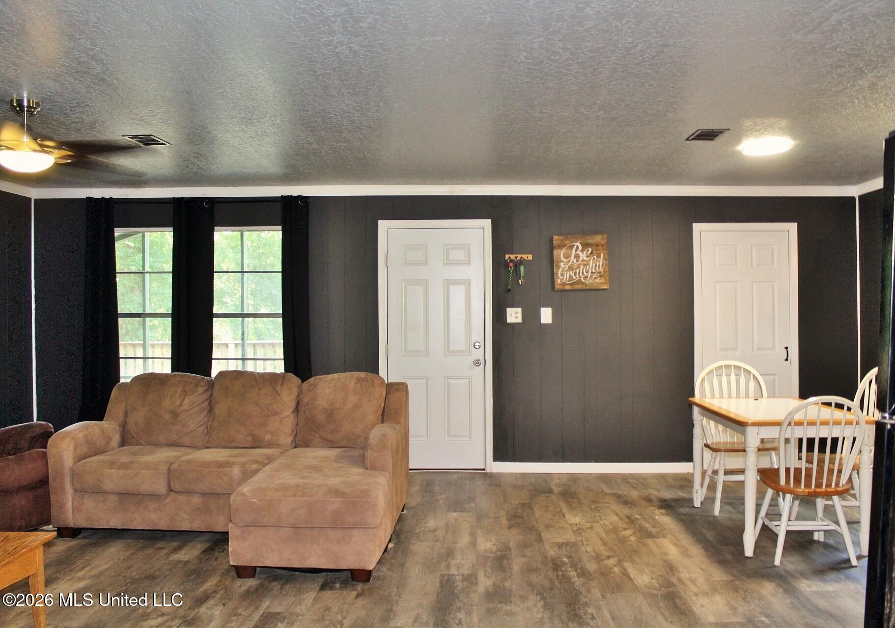 109 Hickory Lane Property Photo 5