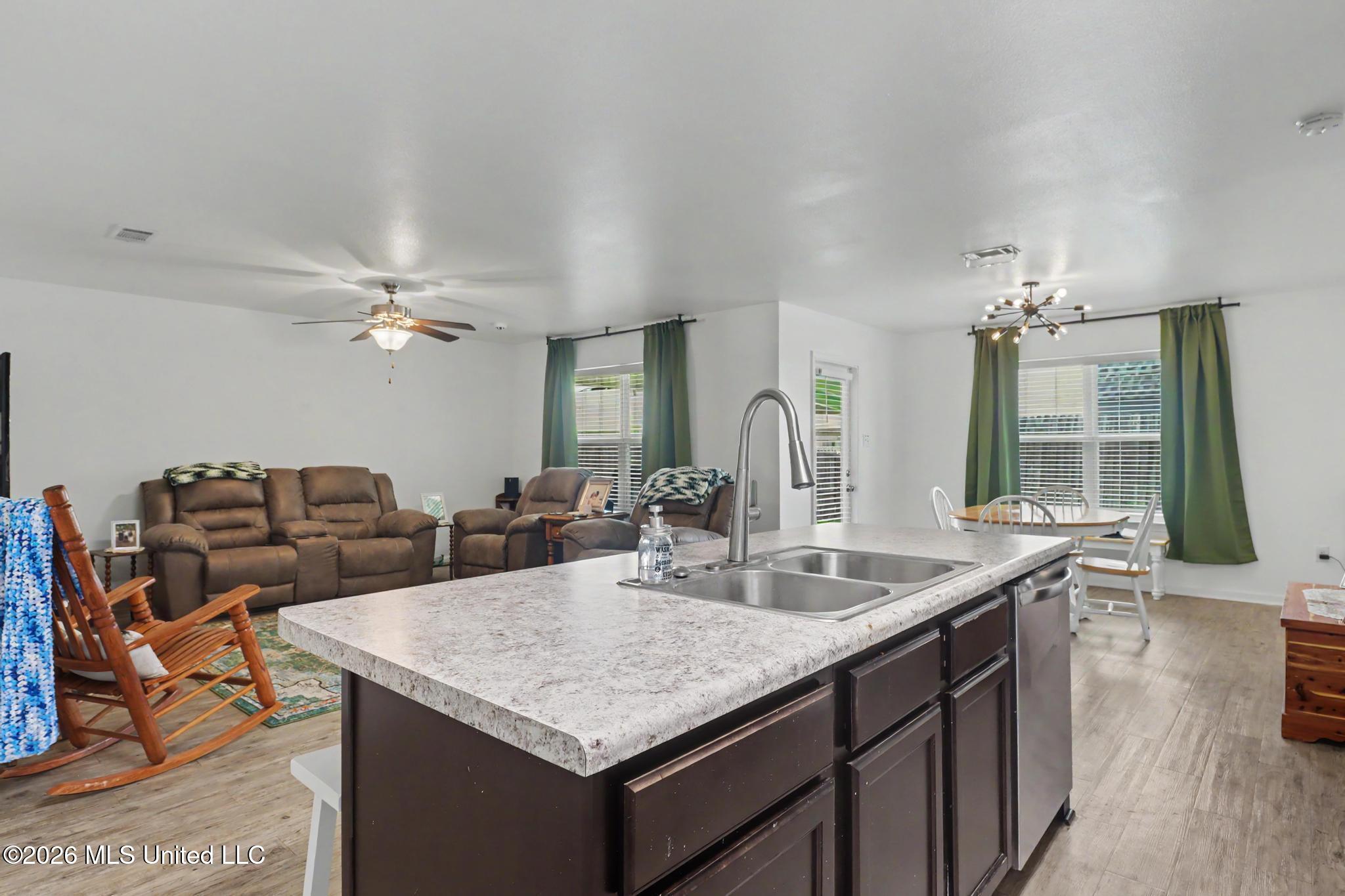 502 E Marigold Drive Property Photo 4
