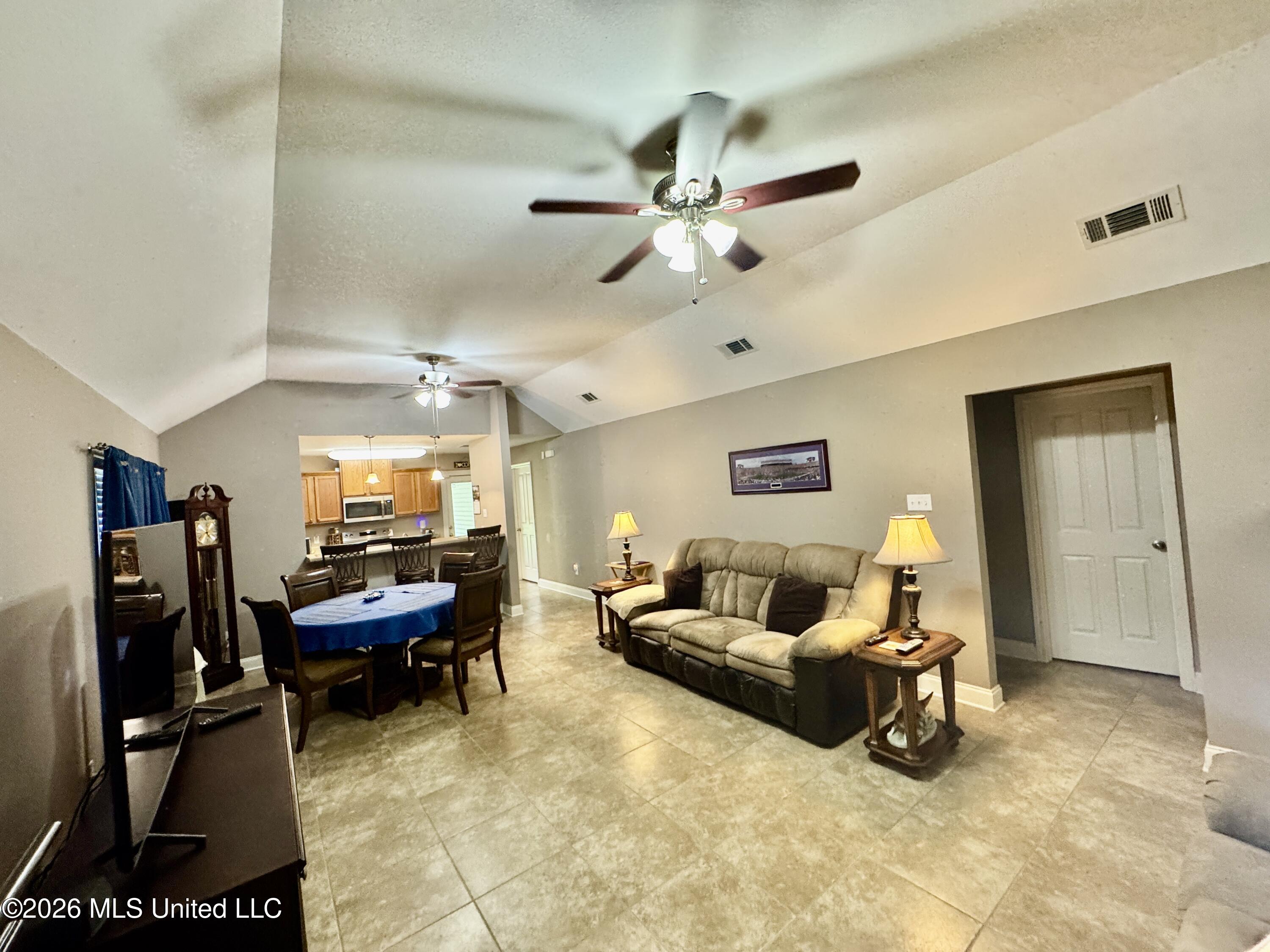 628 6th Street Property Photo 4
