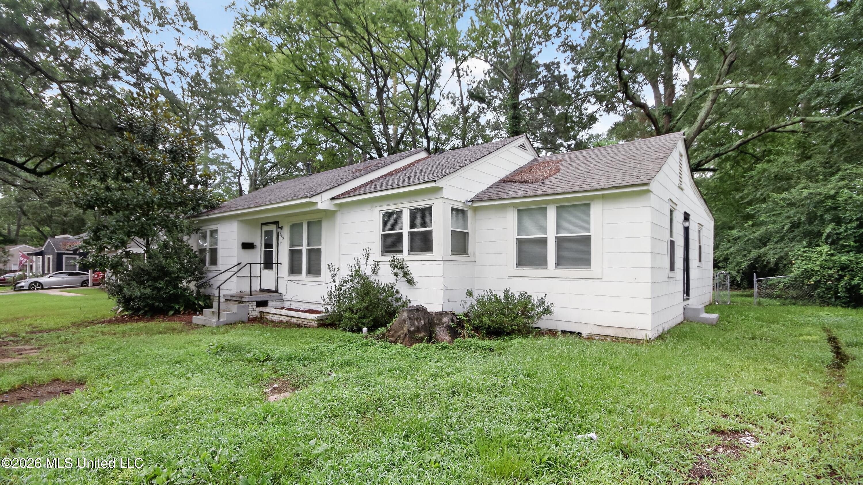 609 Launcelot Road Property Photo 3