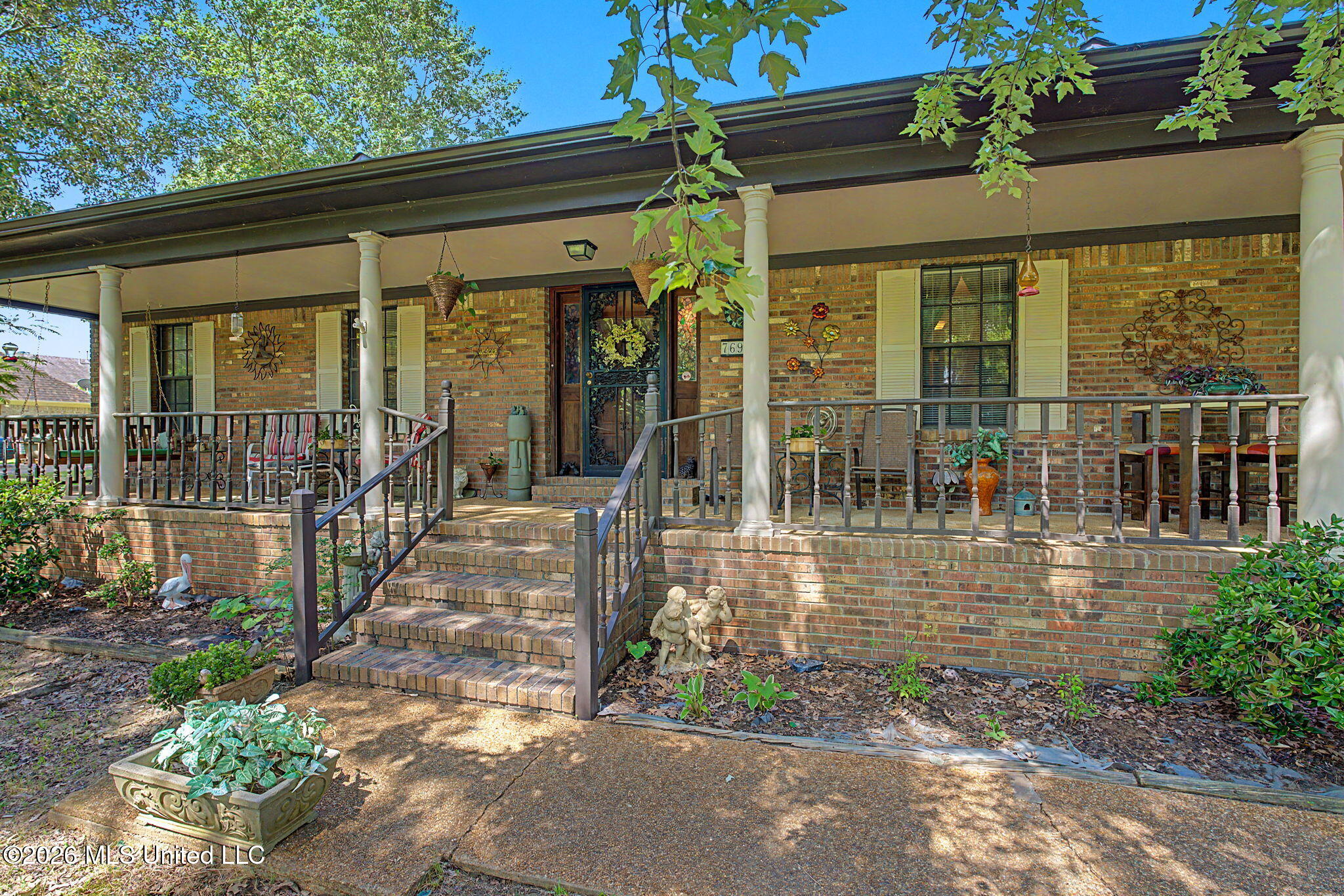 7695 Hummingbird Drive Property Photo 4