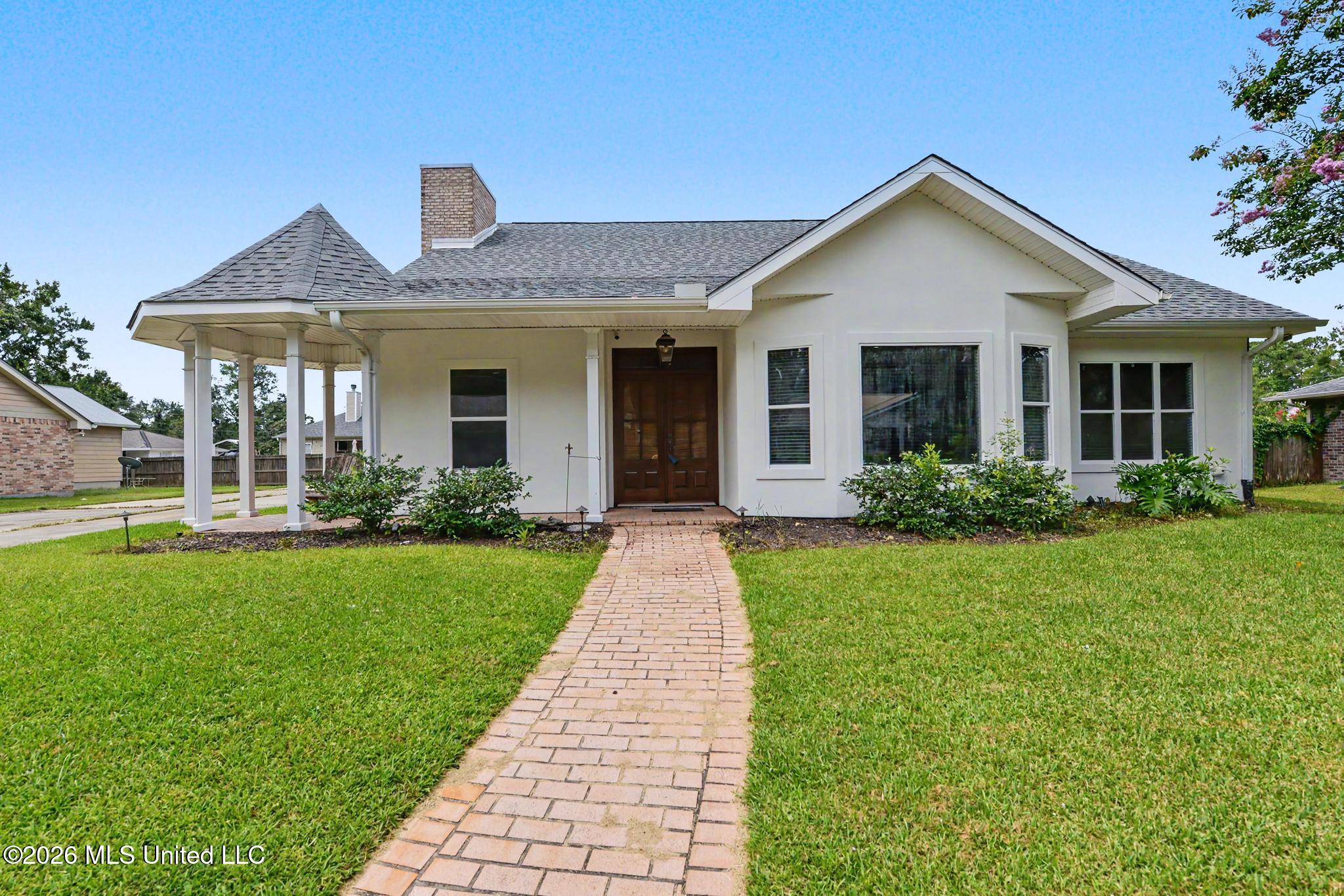 246 Pine Driveway Property Photo 1