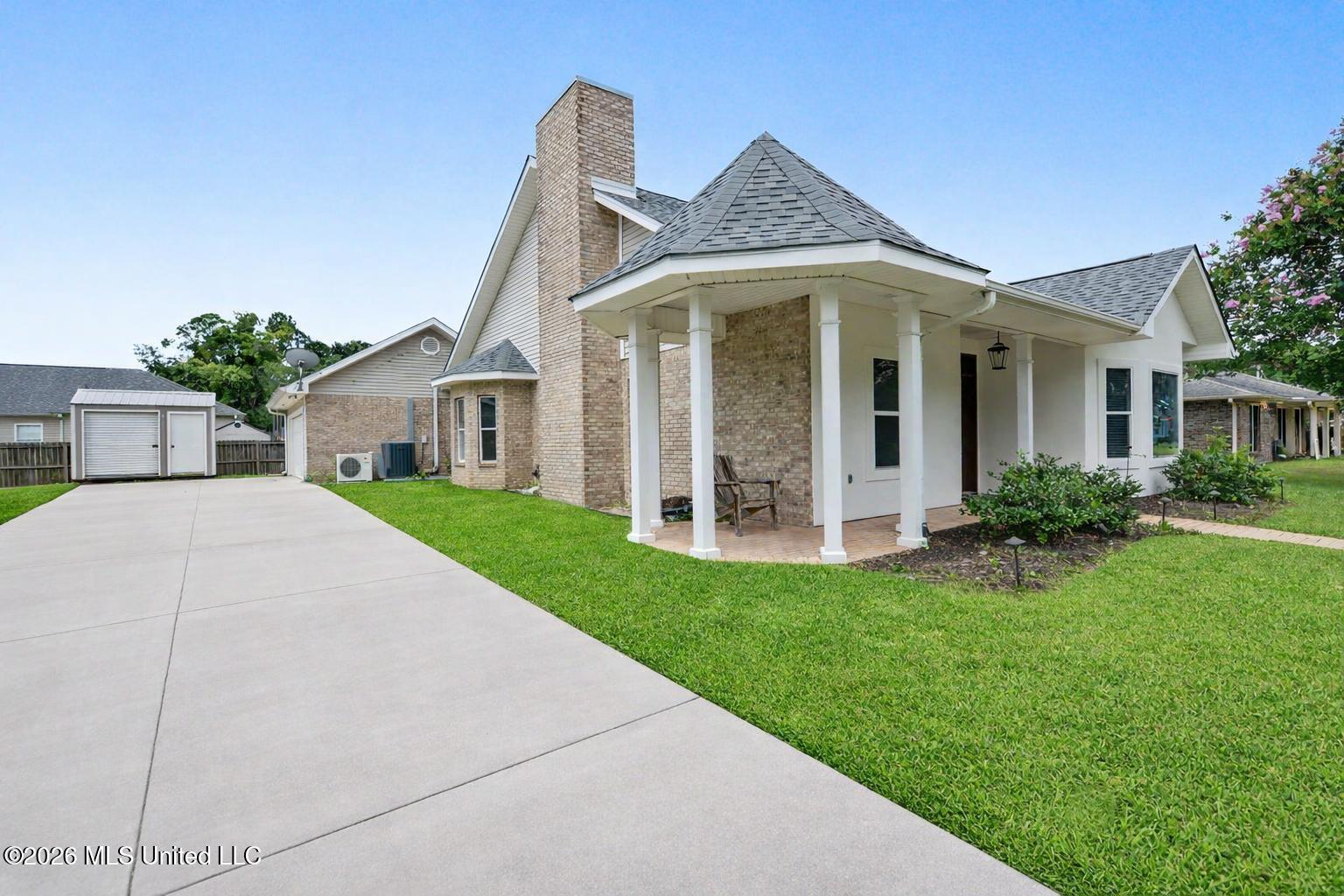 246 Pine Driveway Property Photo 5