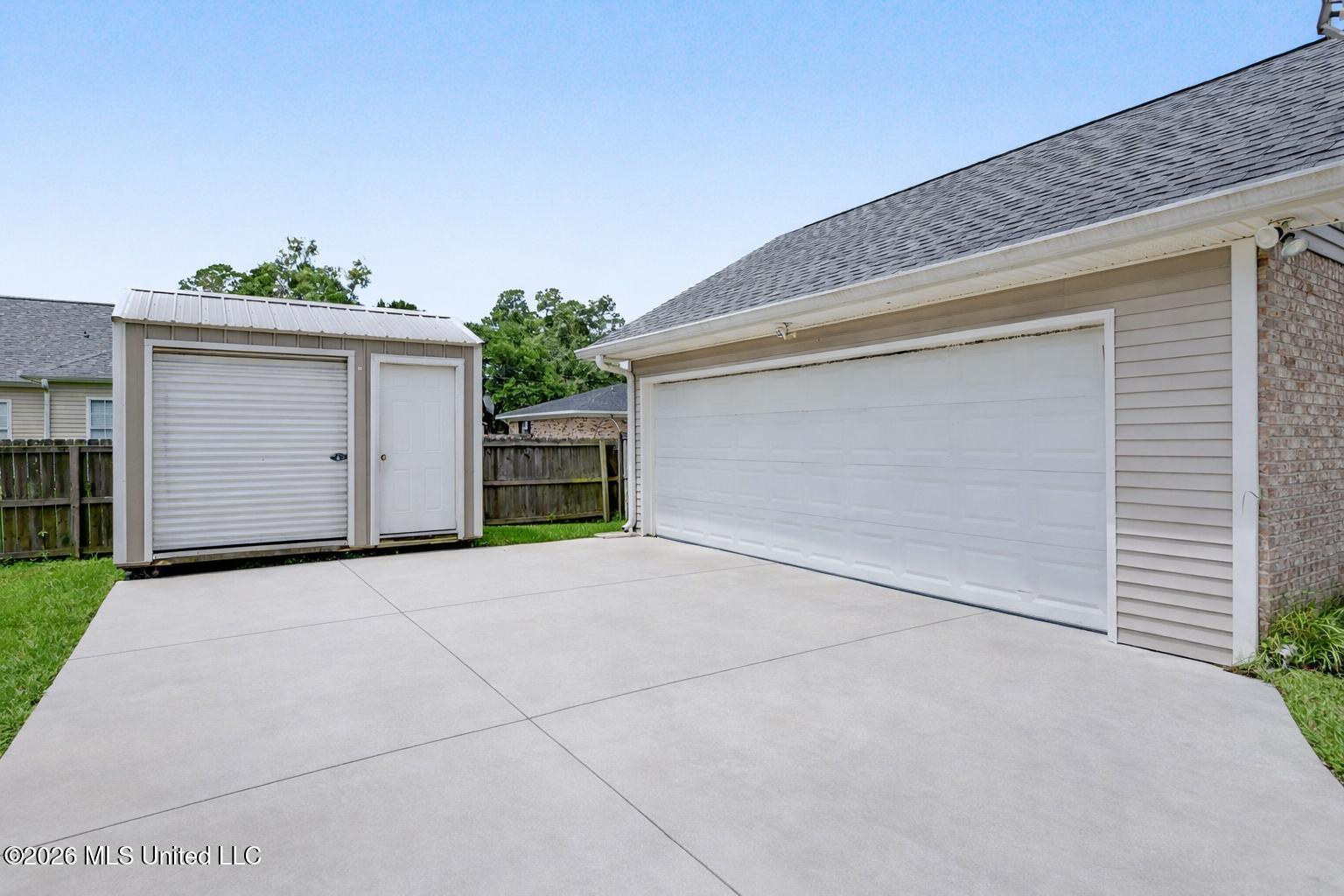 246 Pine Driveway Property Photo 6