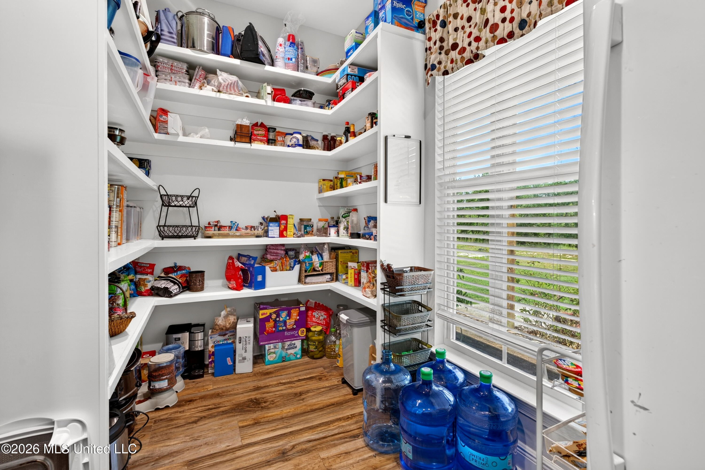 40 Thompson Lane Property Photo 28