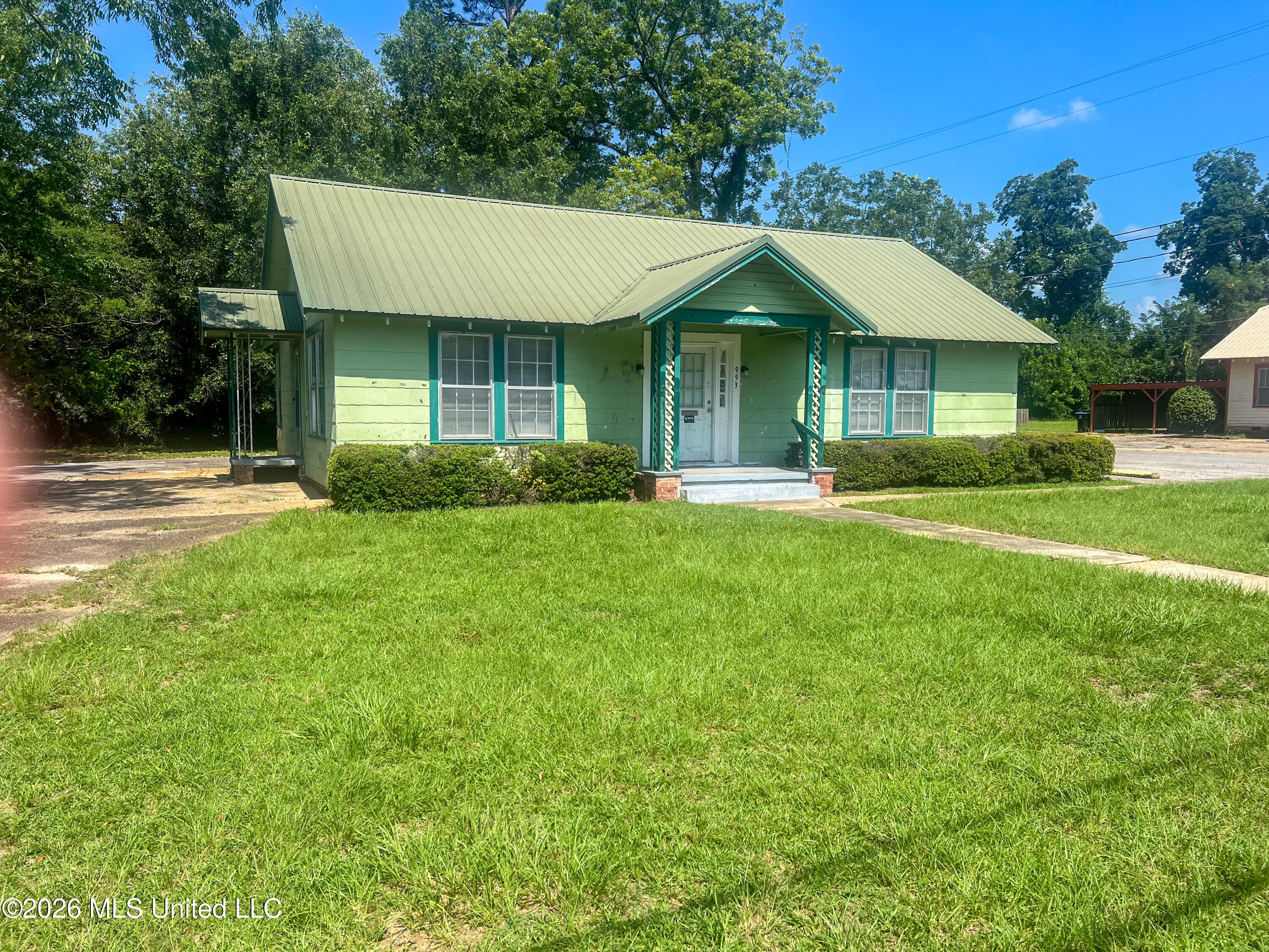 993 Winter Street Property Photo 1