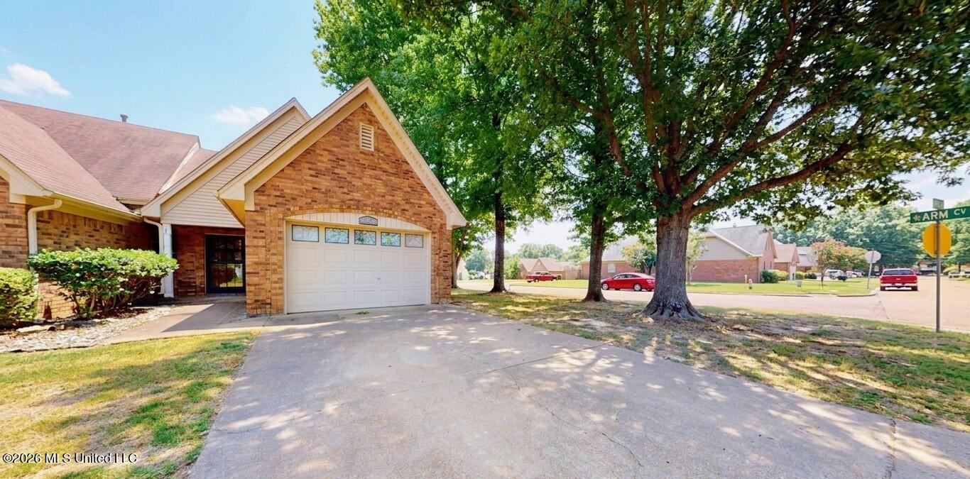7158 Greenbriar Drive Property Photo 2
