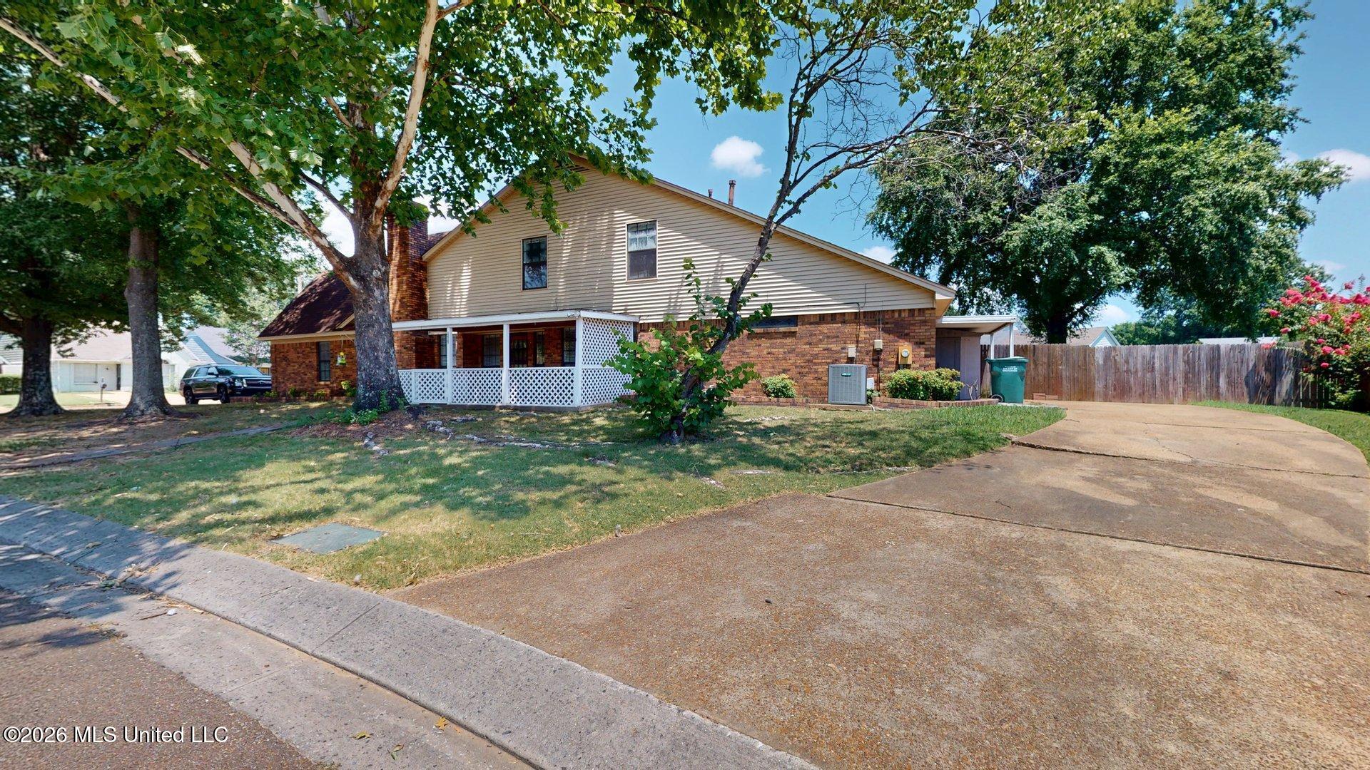7158 Greenbriar Drive Property Photo 4