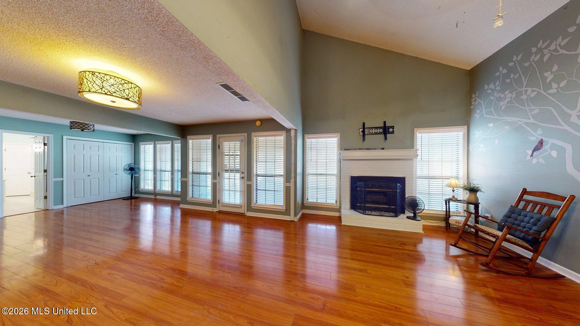 7158 Greenbriar Drive Property Photo 5
