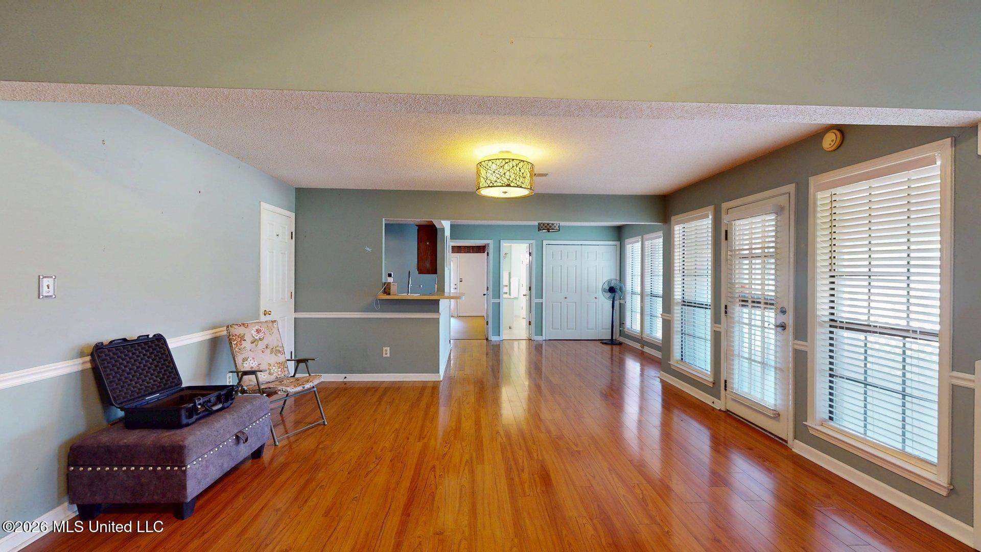 7158 Greenbriar Drive Property Photo 6