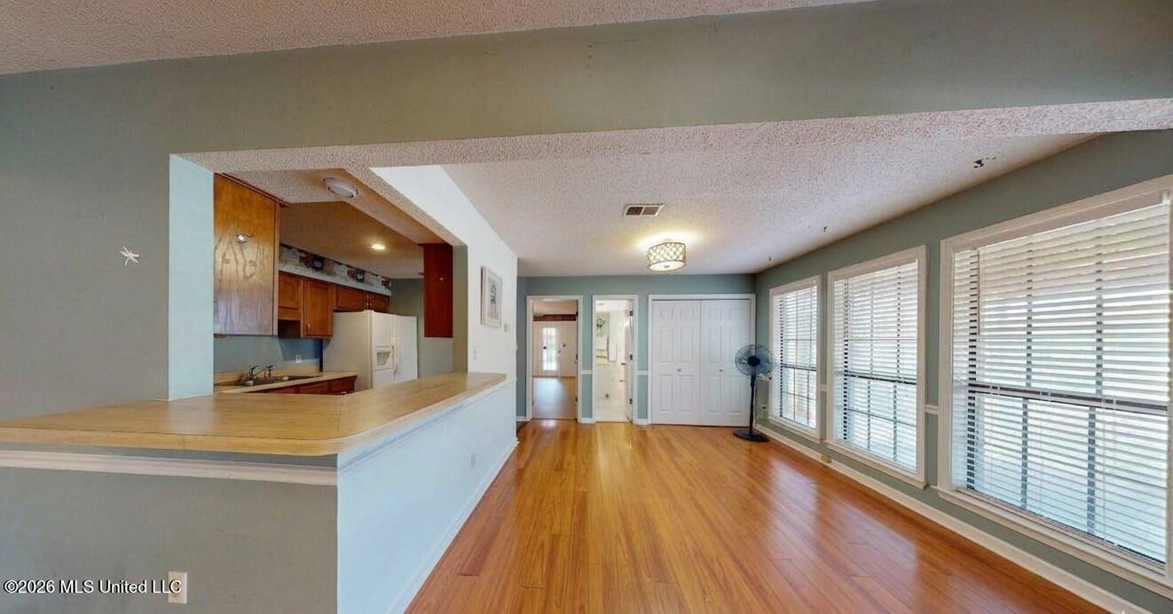 7158 Greenbriar Drive Property Photo 9
