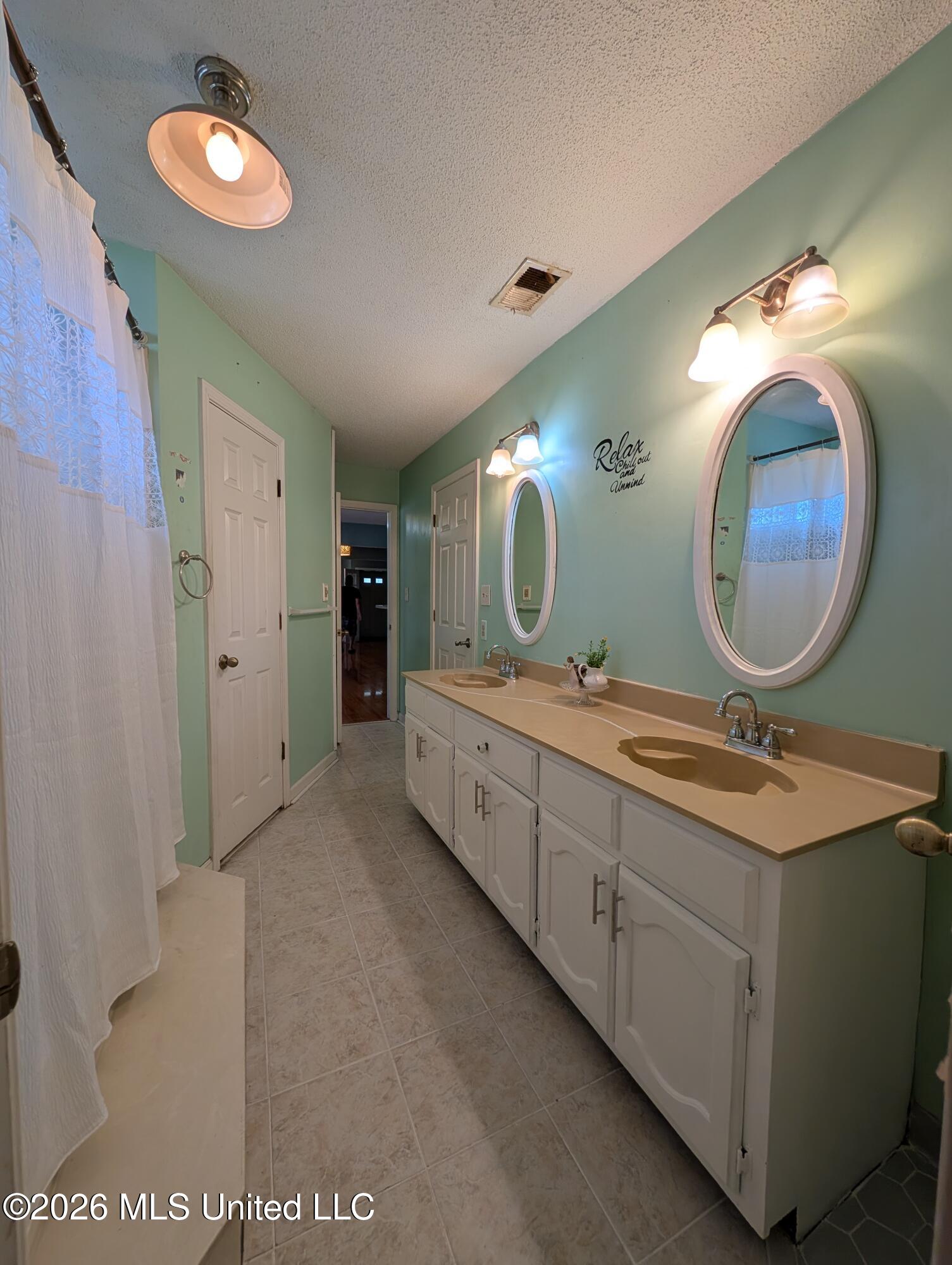 7158 Greenbriar Drive Property Photo 15