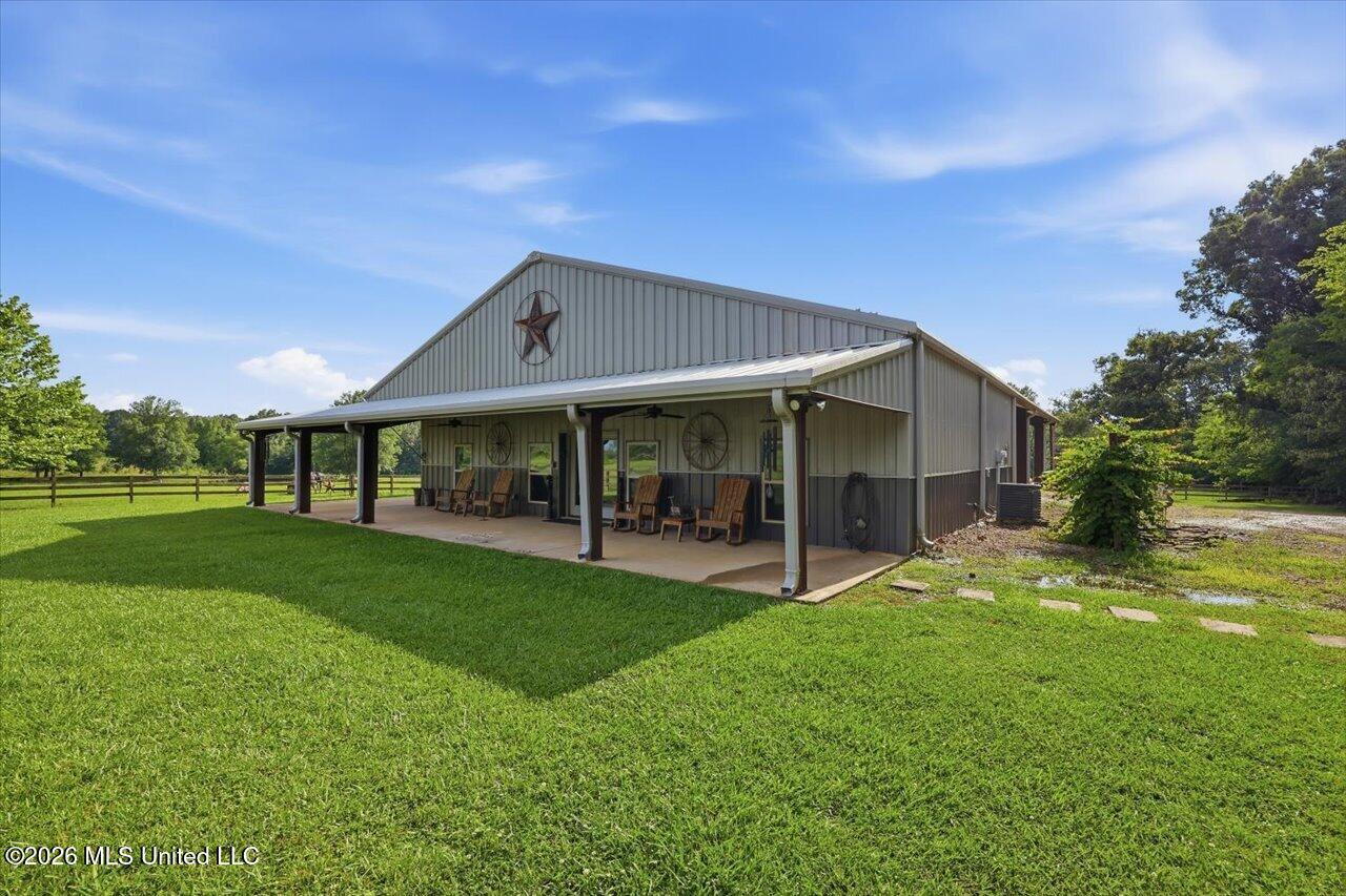 979 Barker Road Property Photo 4