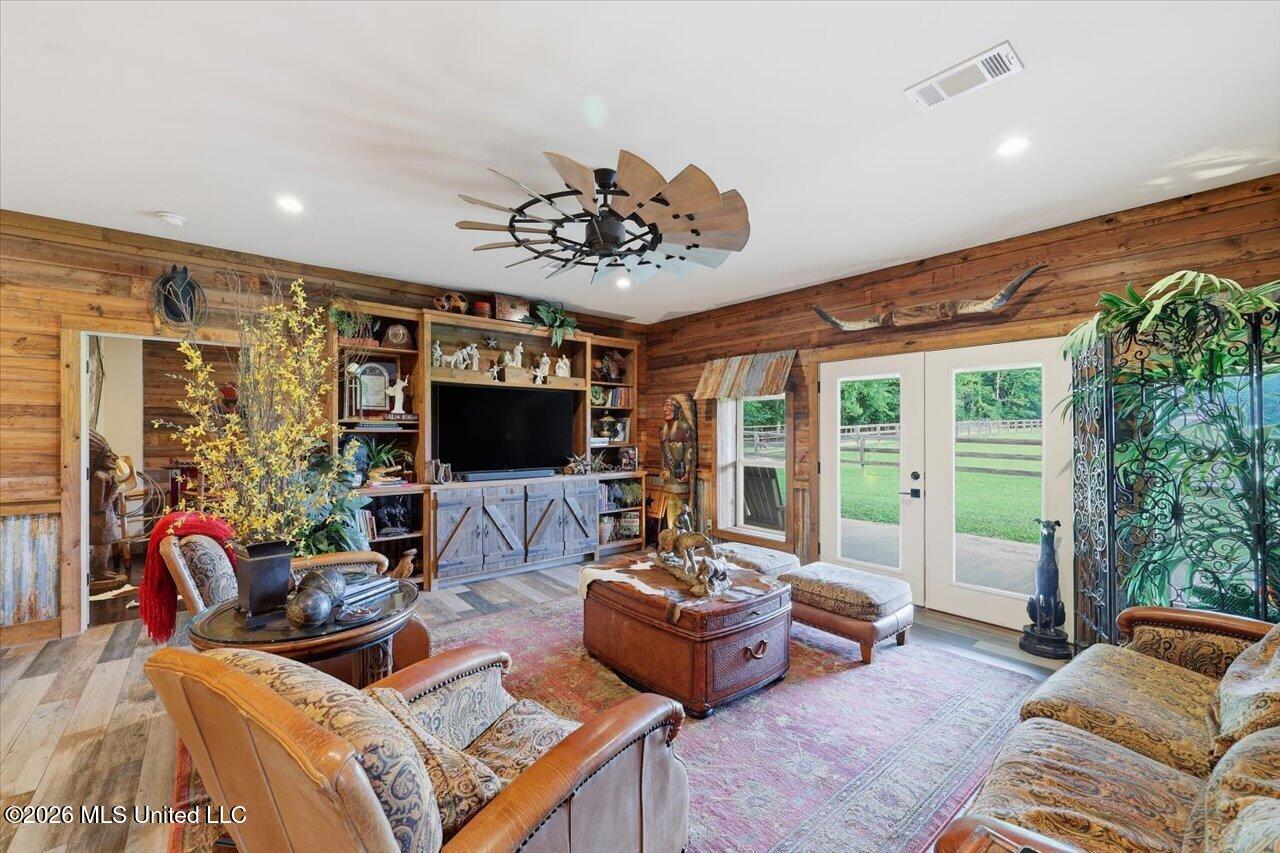 979 Barker Road Property Photo 11