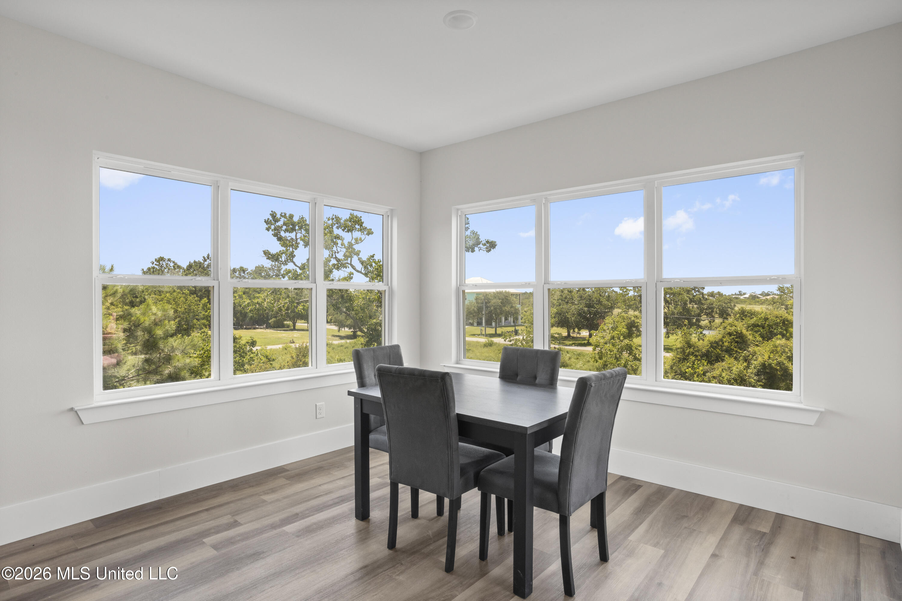 825 Larkspur Lane Property Photo 10
