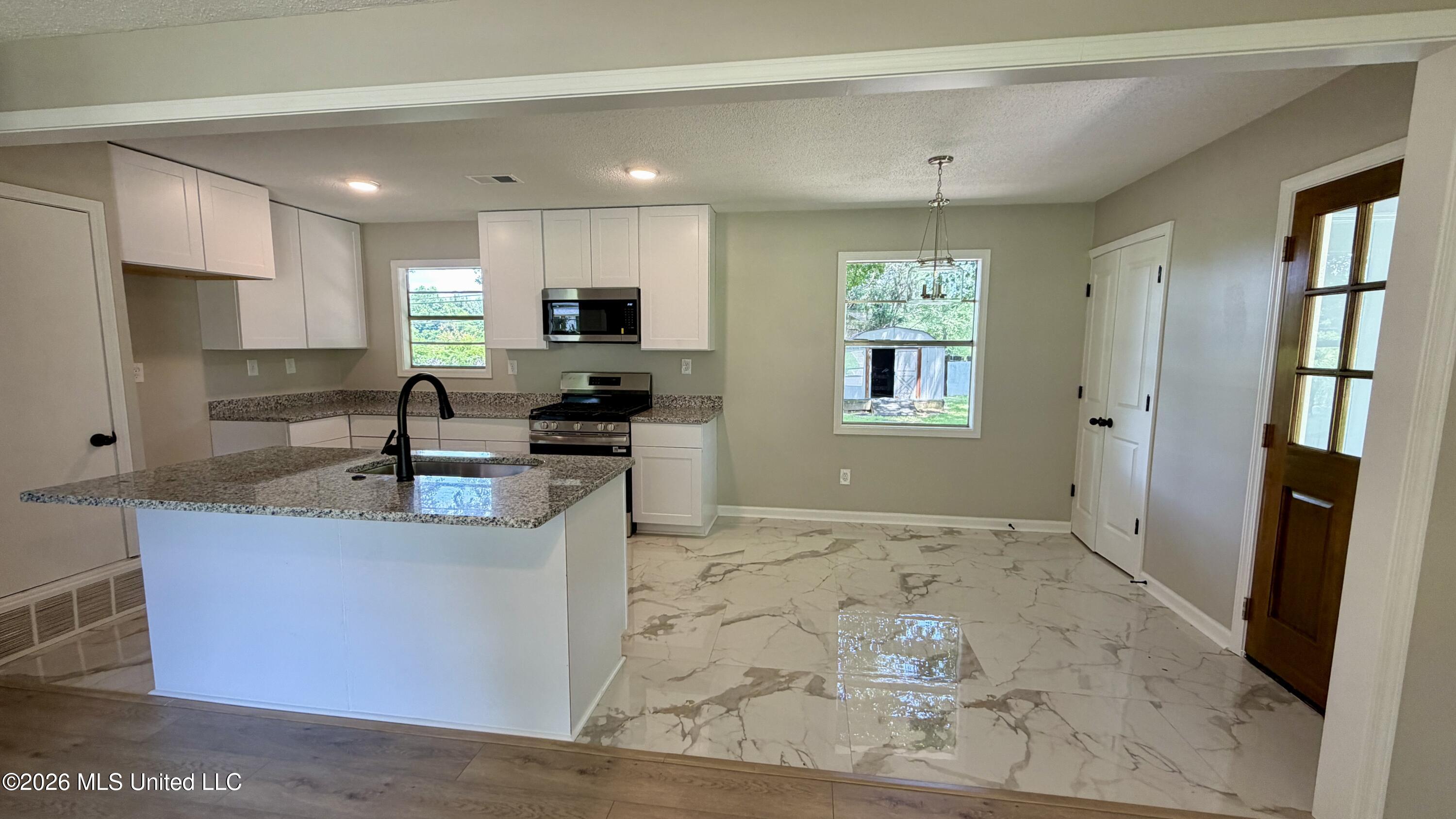 6670 Embassy Circle Property Photo 6