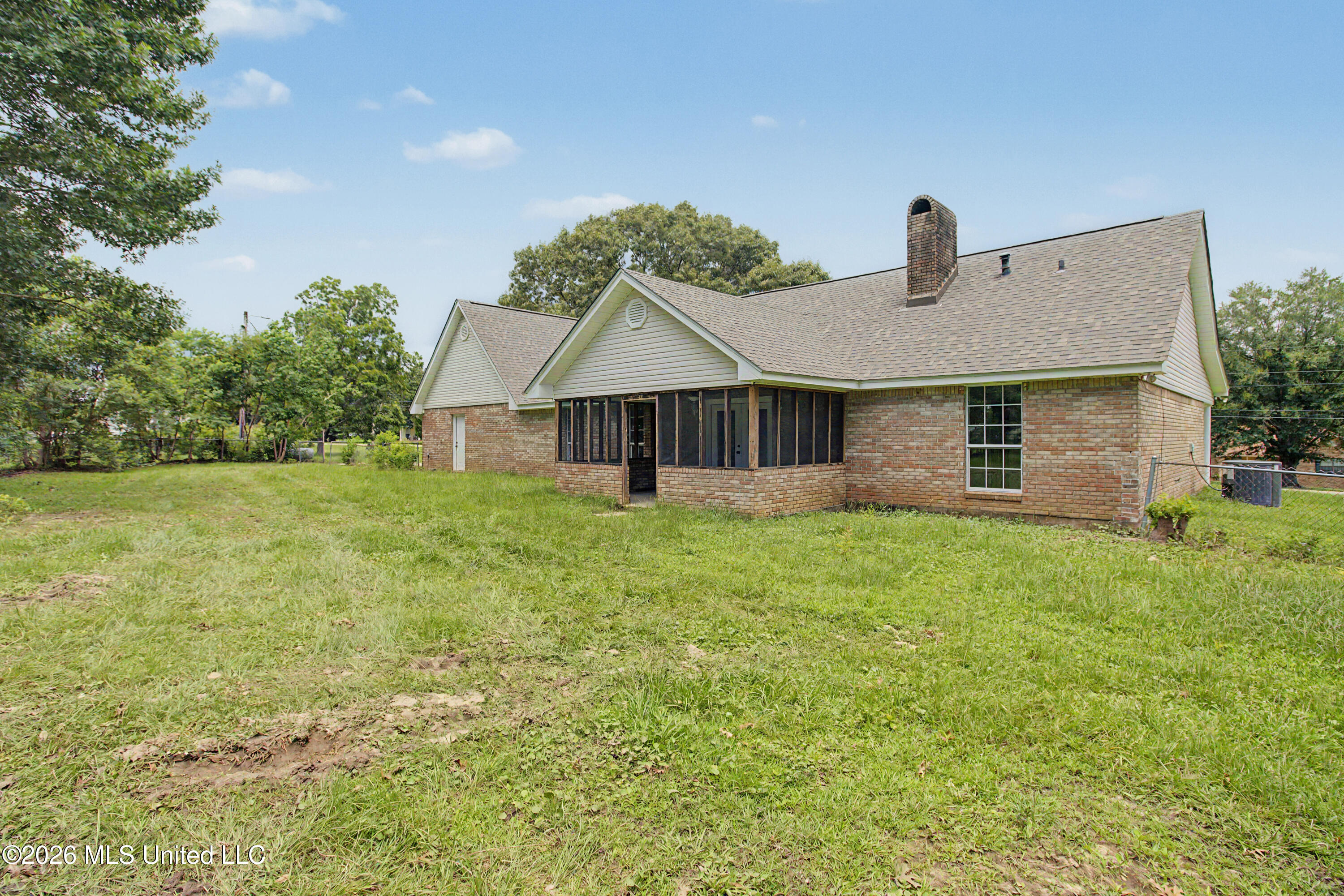 15553 Village Circle Property Photo 3