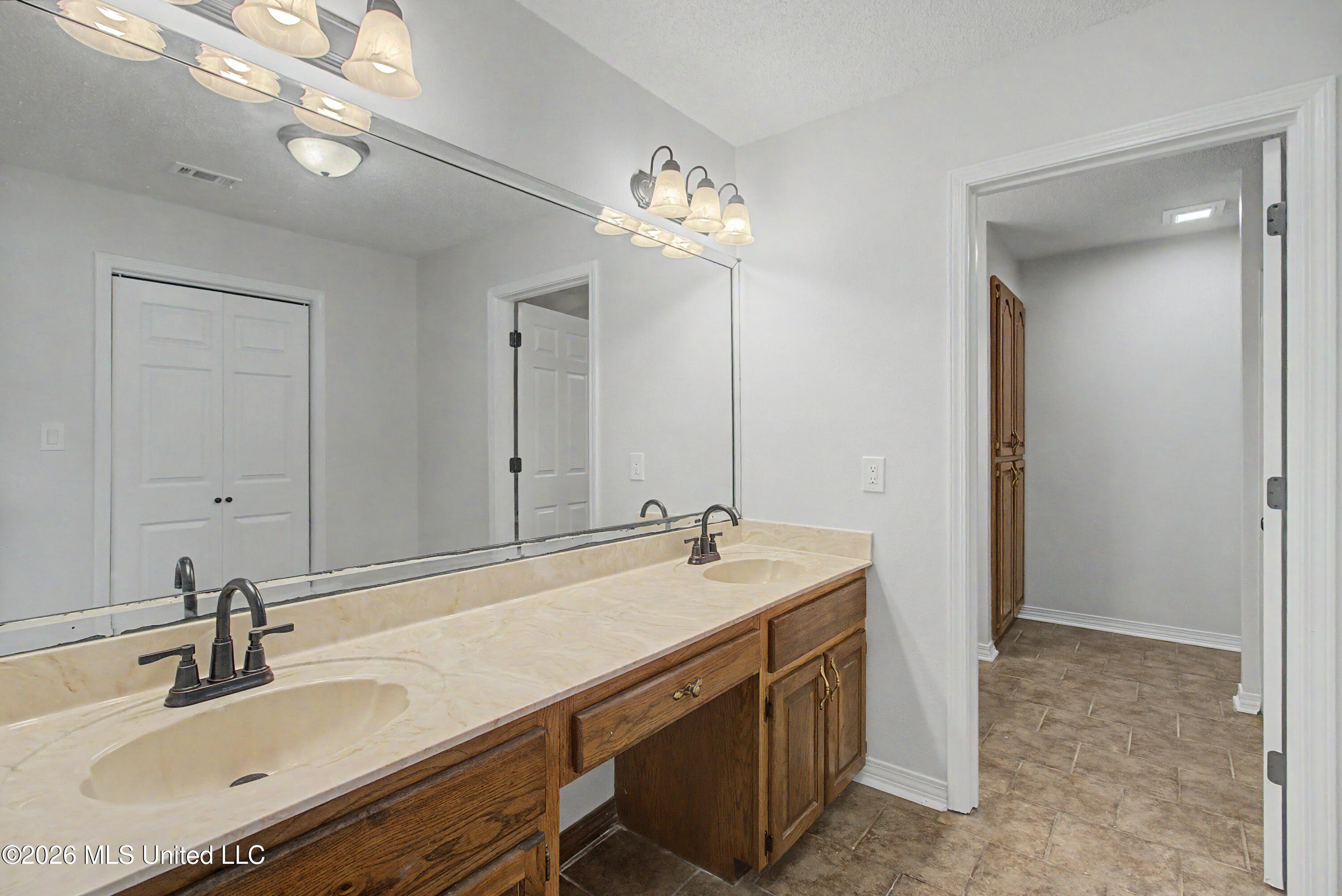 15553 Village Circle Property Photo 17