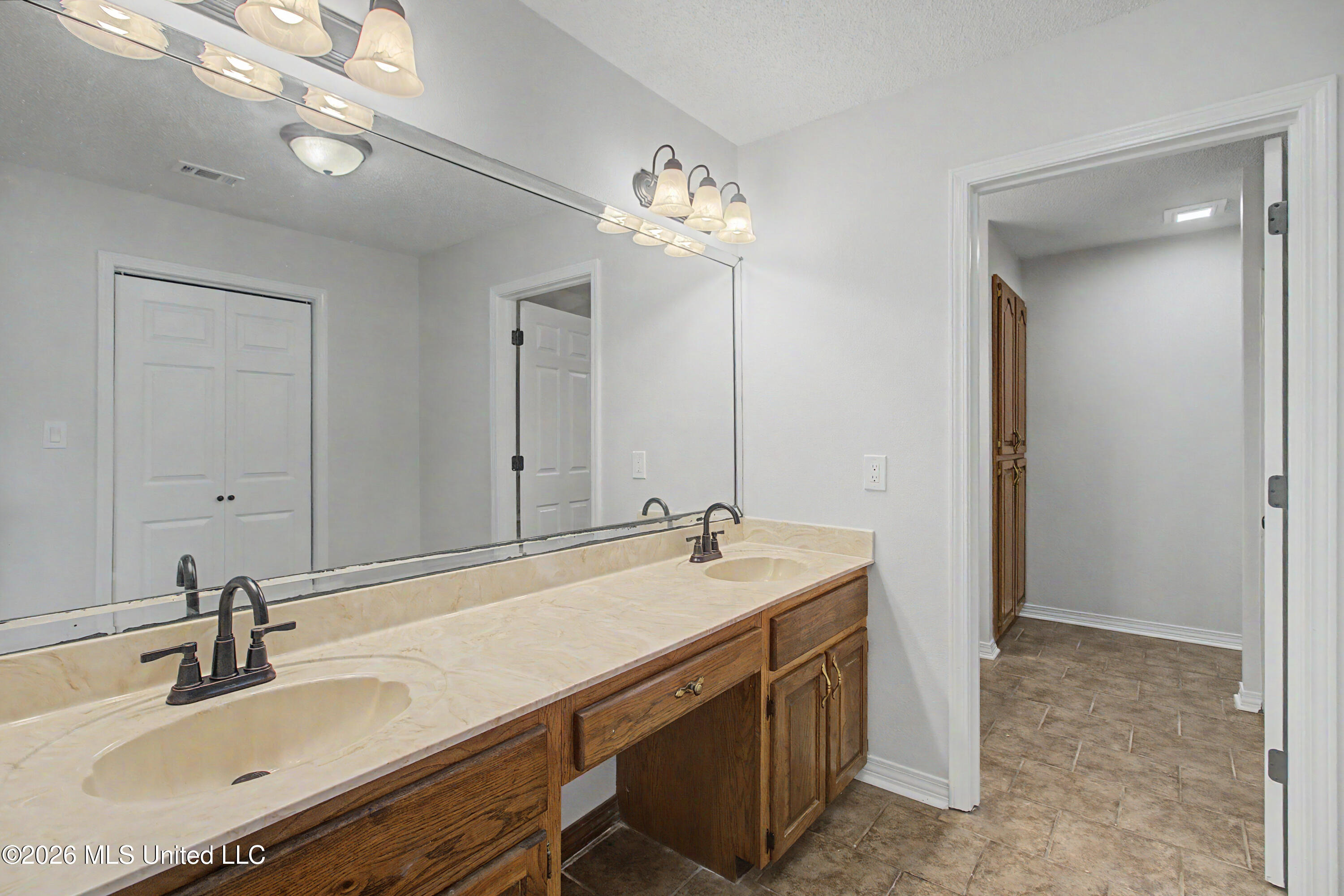 15553 Village Circle Property Photo 18