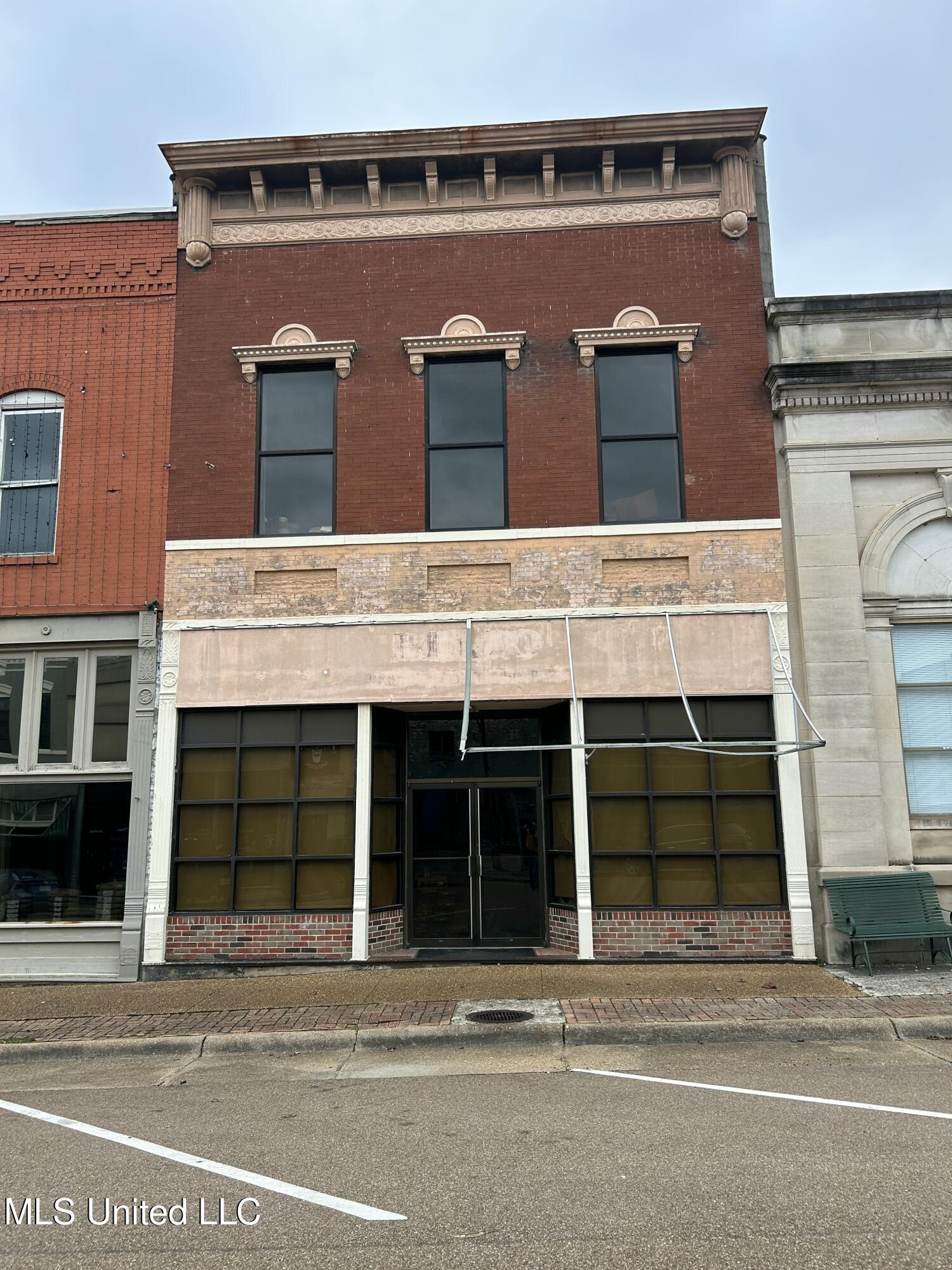 304 S Main Street Property Photo 1
