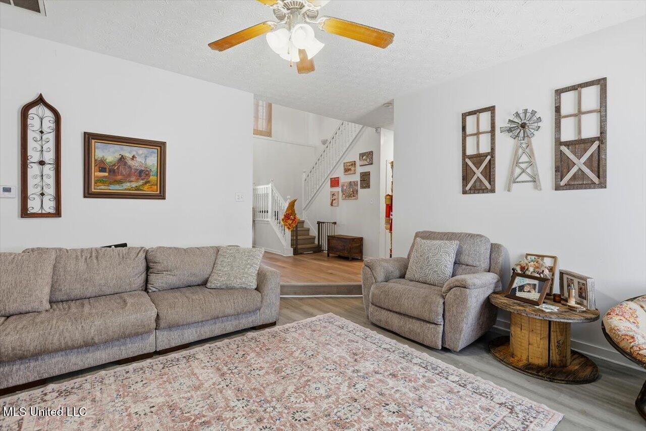 204 Lyle Circle Property Photo 5