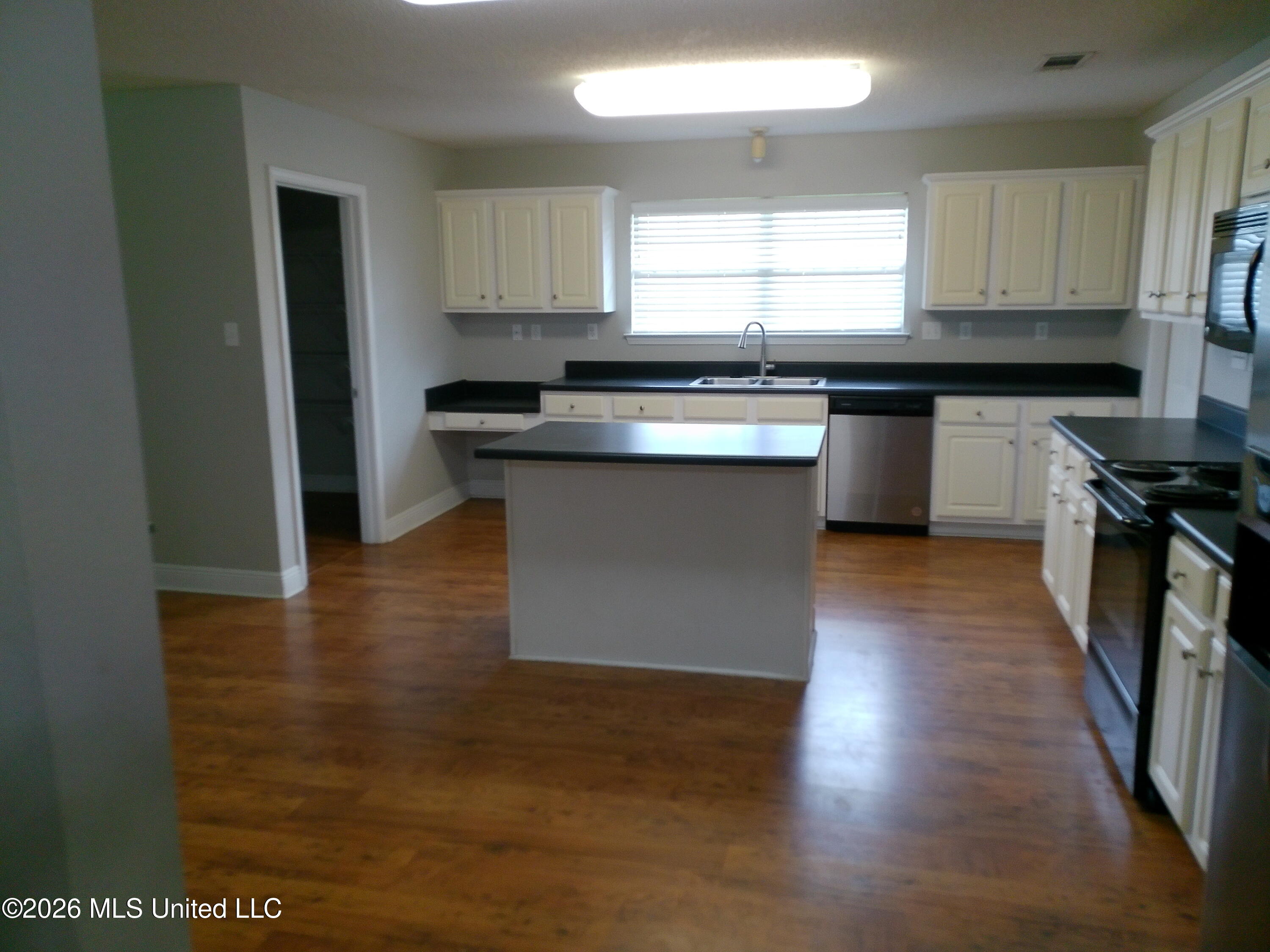 14597 Bruce Cove Property Photo 3