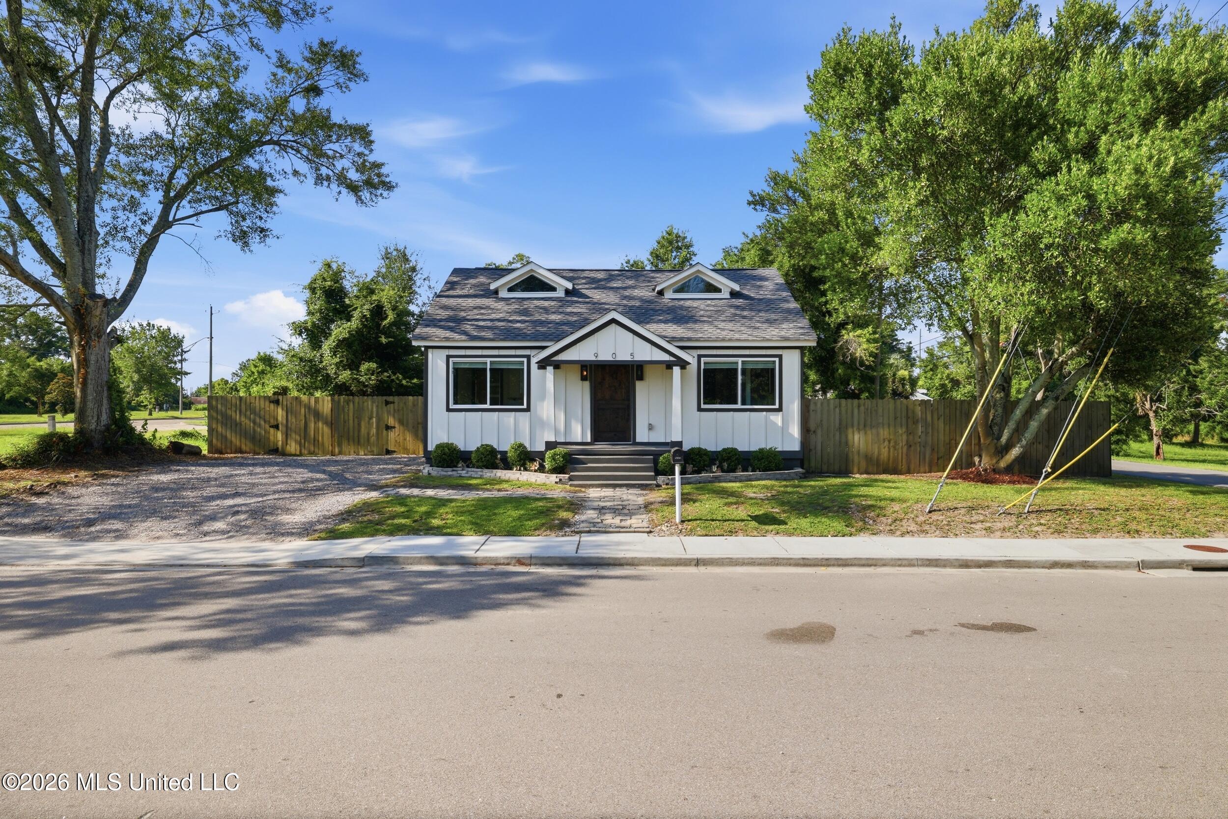 905 Percy Street Property Photo 3