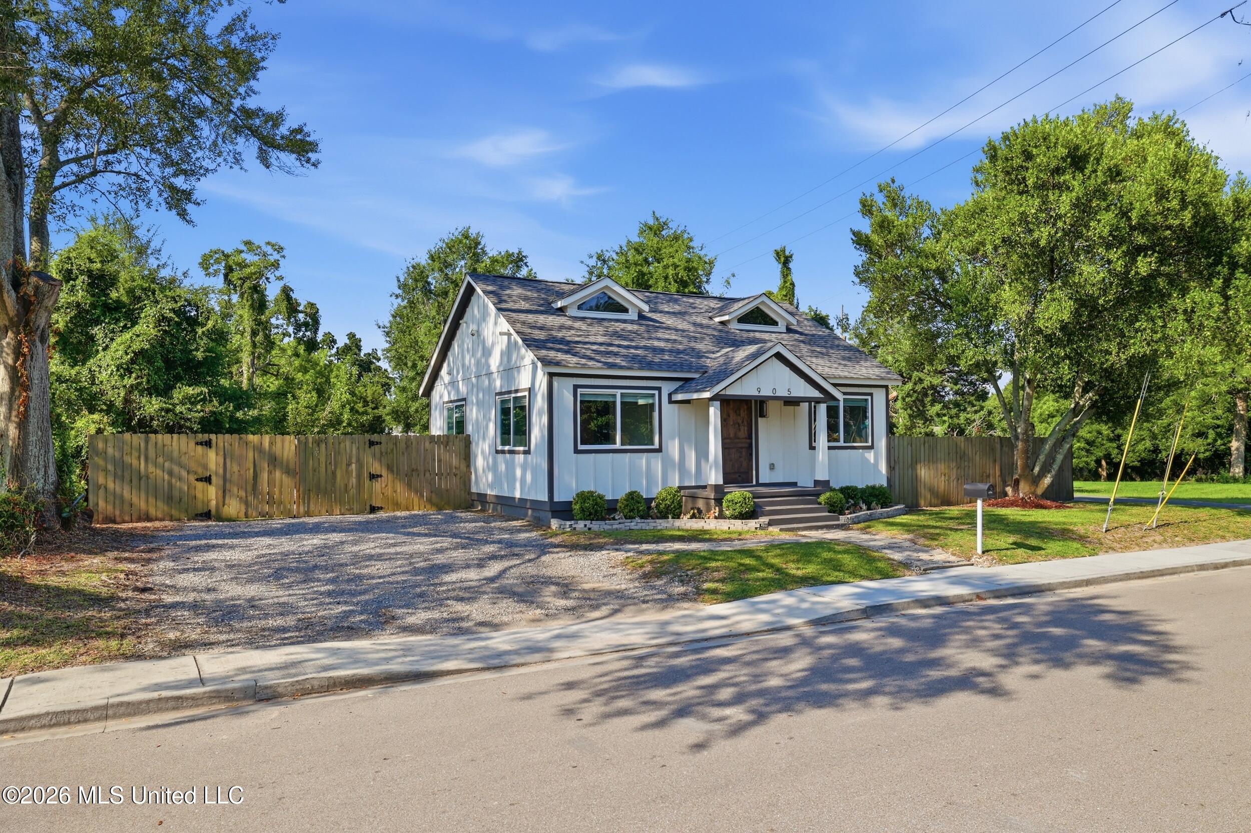 905 Percy Street Property Photo 4