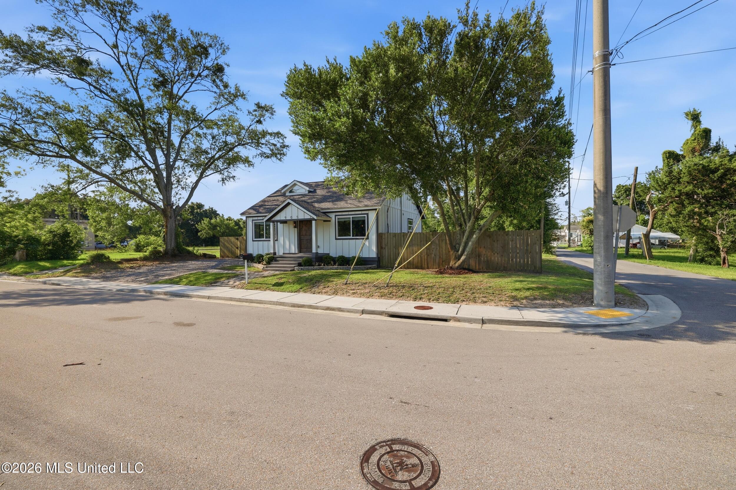 905 Percy Street Property Photo 5