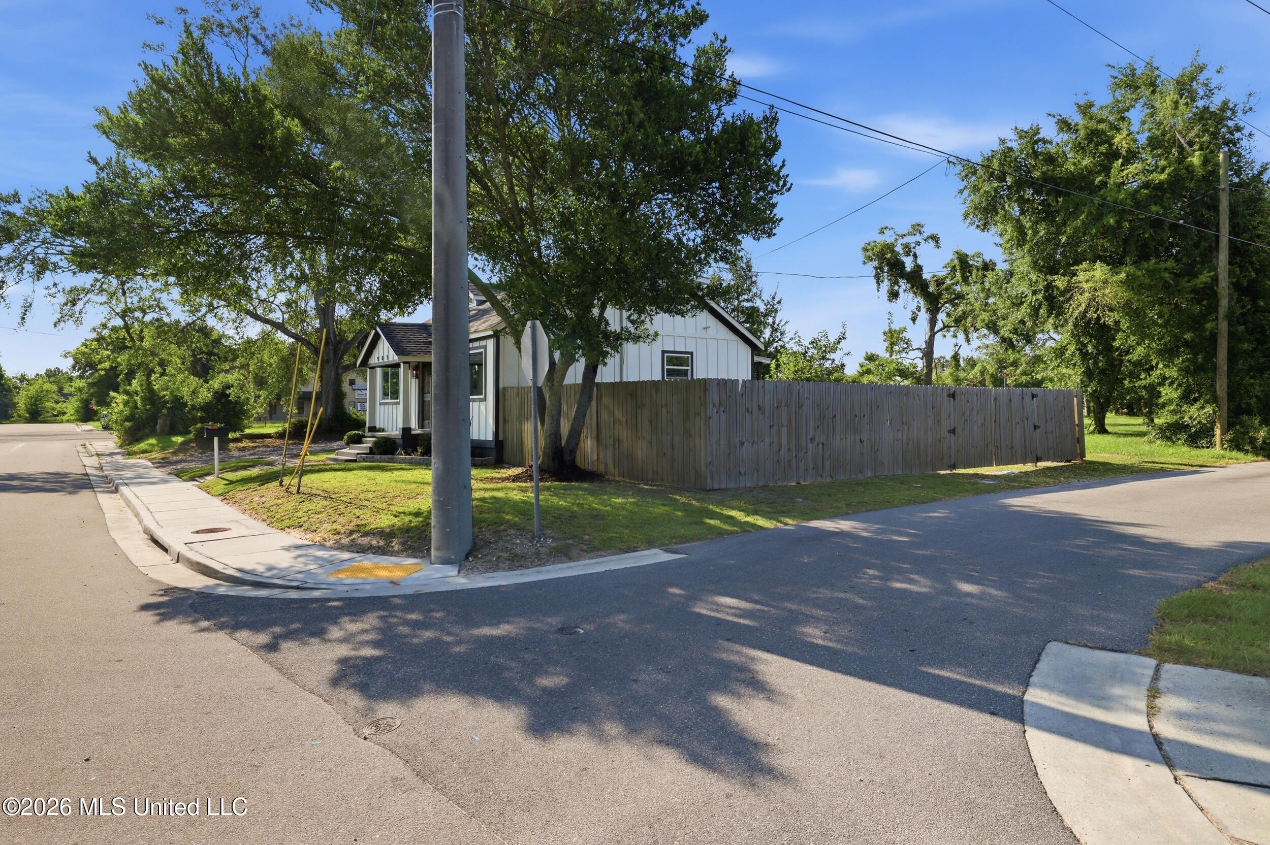 905 Percy Street Property Photo 6