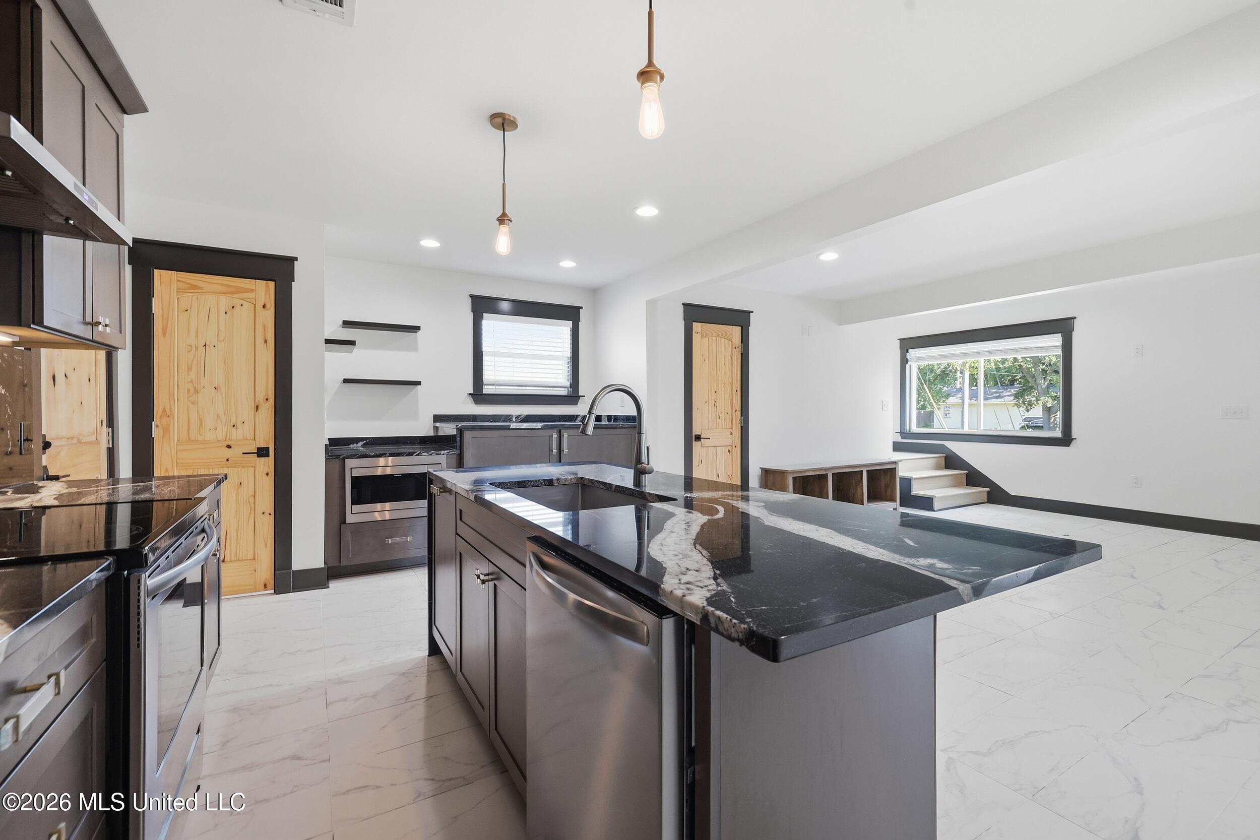 905 Percy Street Property Photo 15