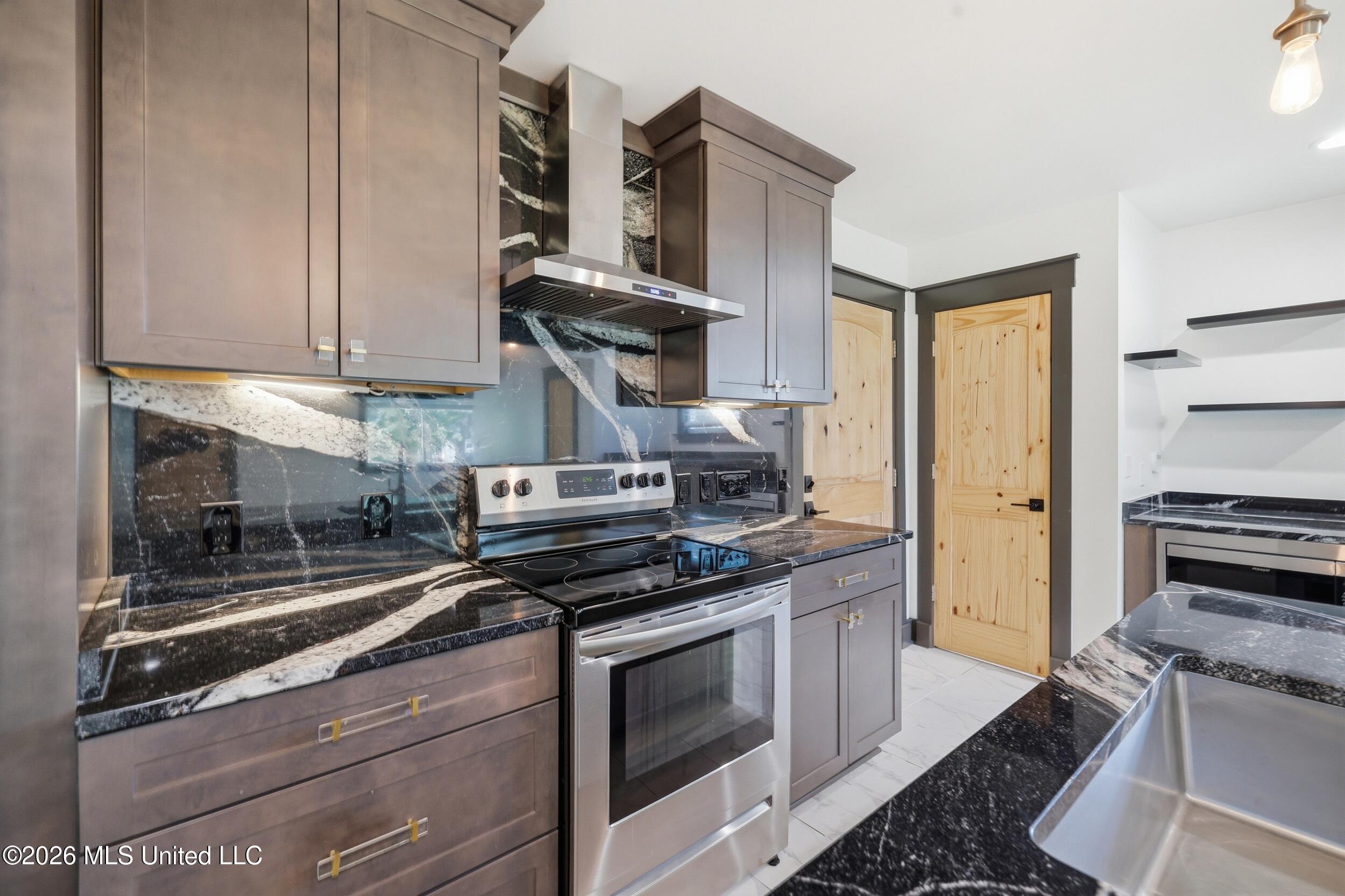 905 Percy Street Property Photo 16