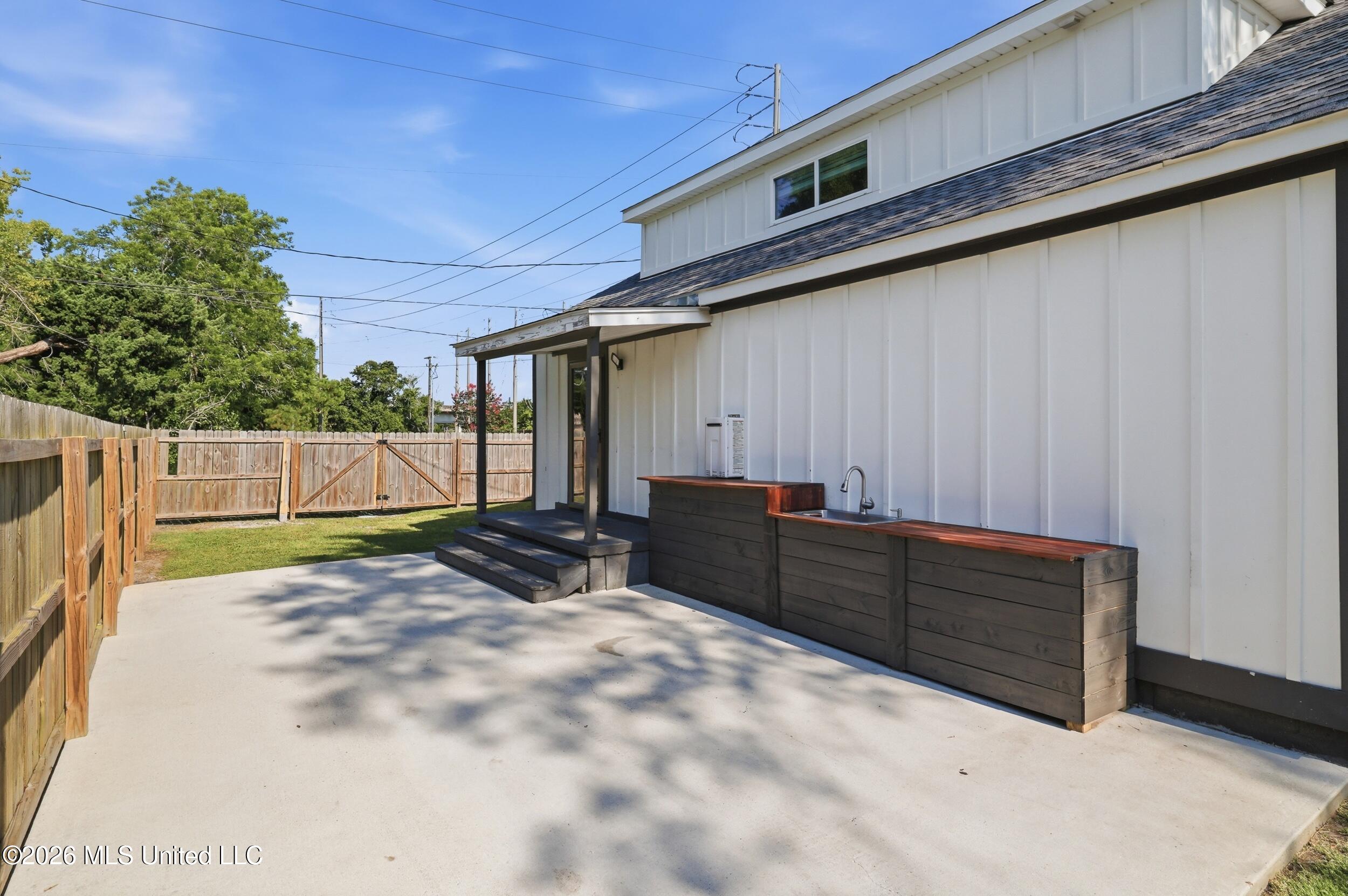 905 Percy Street Property Photo 35