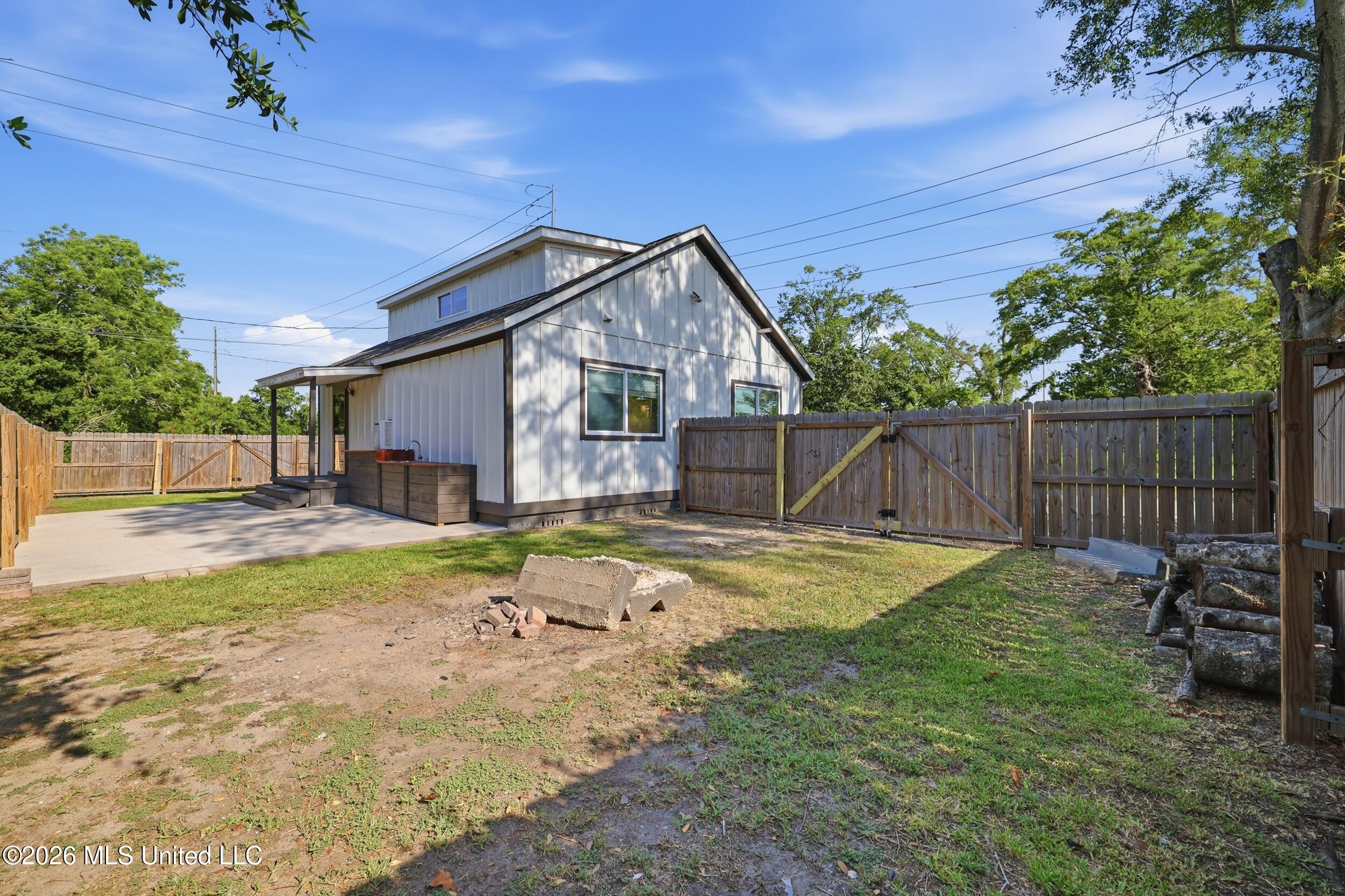 905 Percy Street Property Photo 39