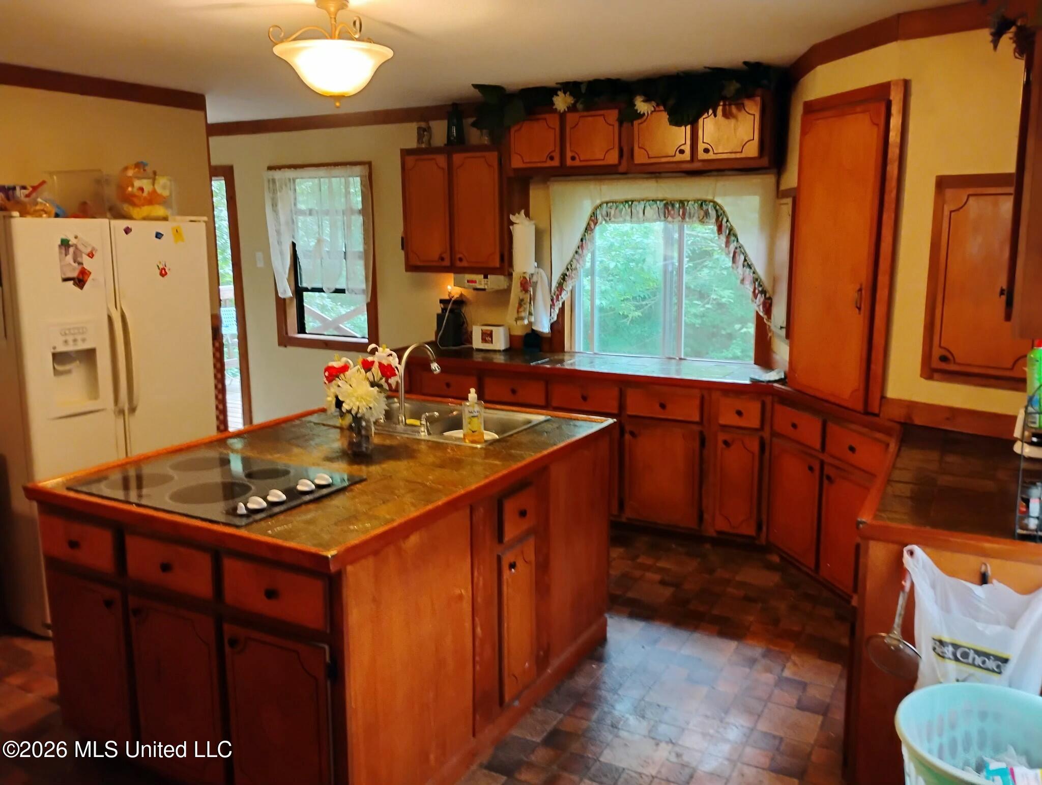 2025 Hendrix Road Property Photo 2