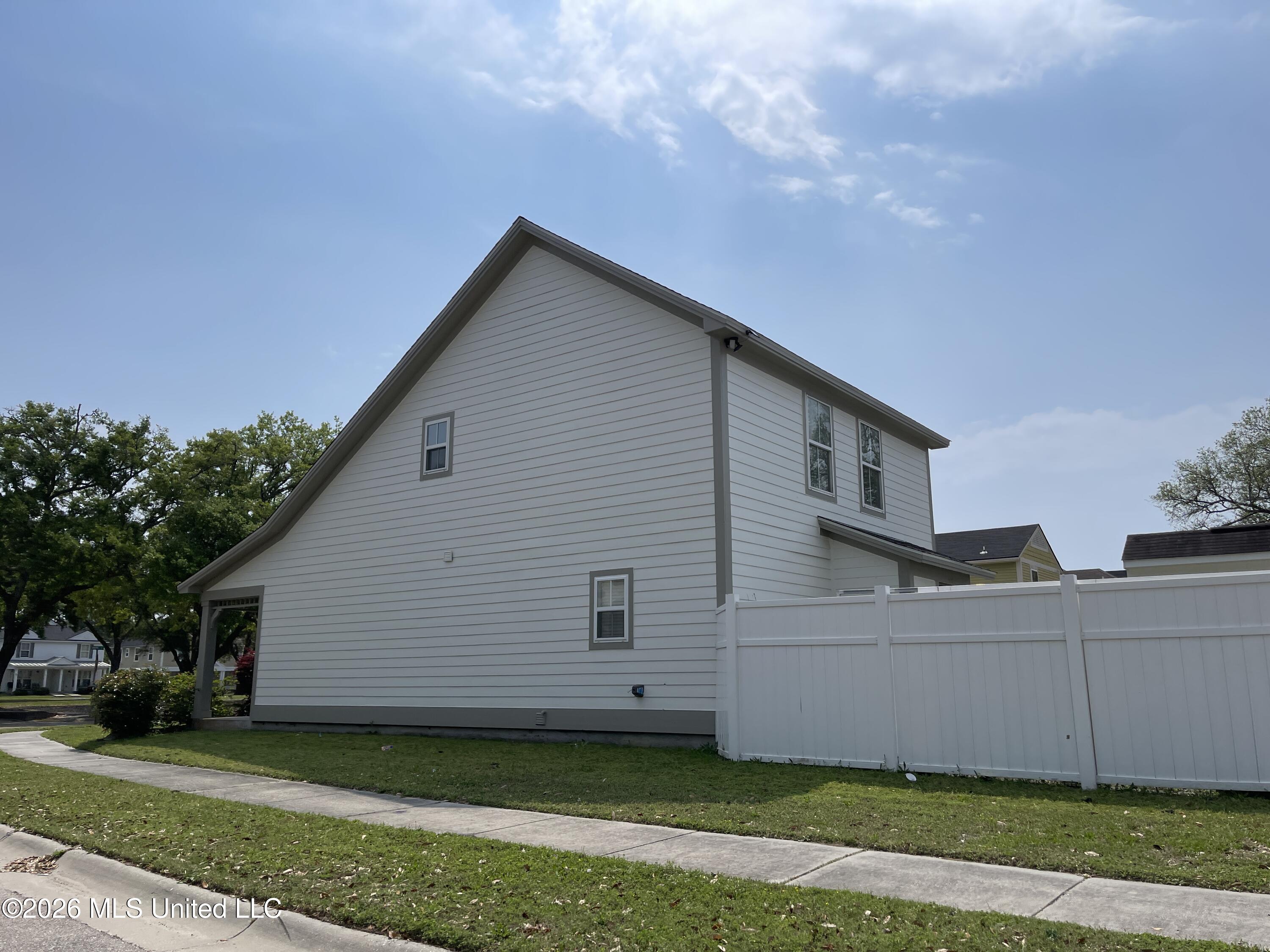 441 Hope Street Property Photo 4