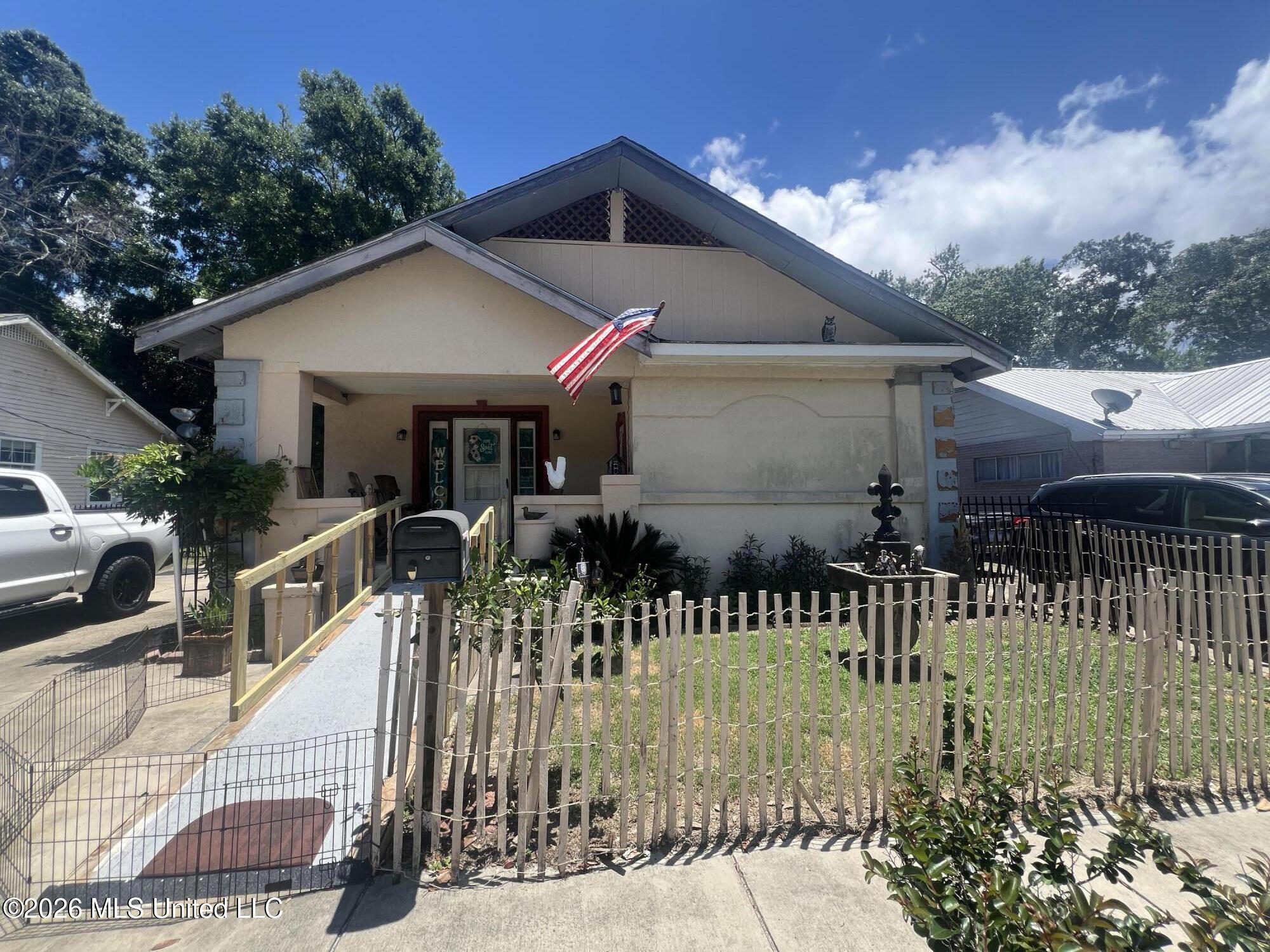 214 Querens Avenue Property Photo 1