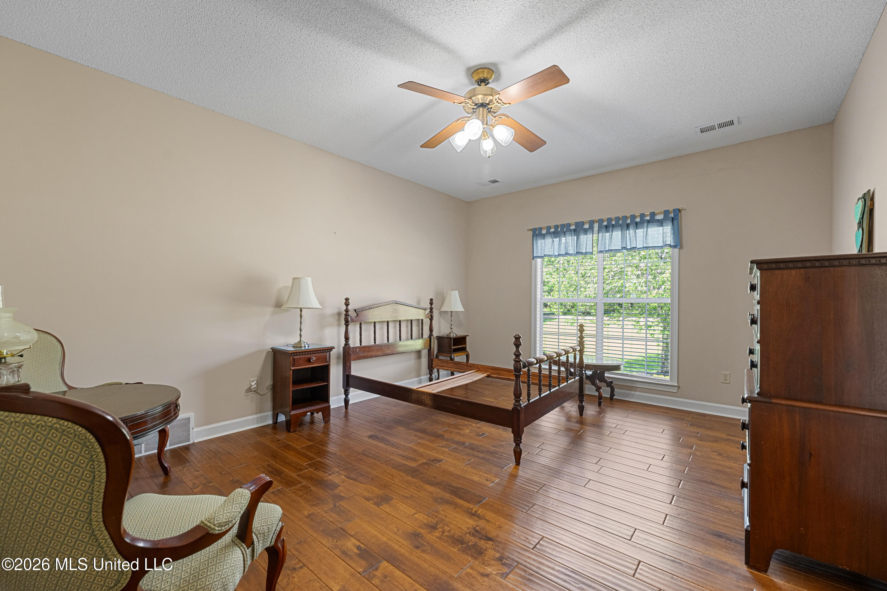 127 W Sweetwater Road Property Photo 7