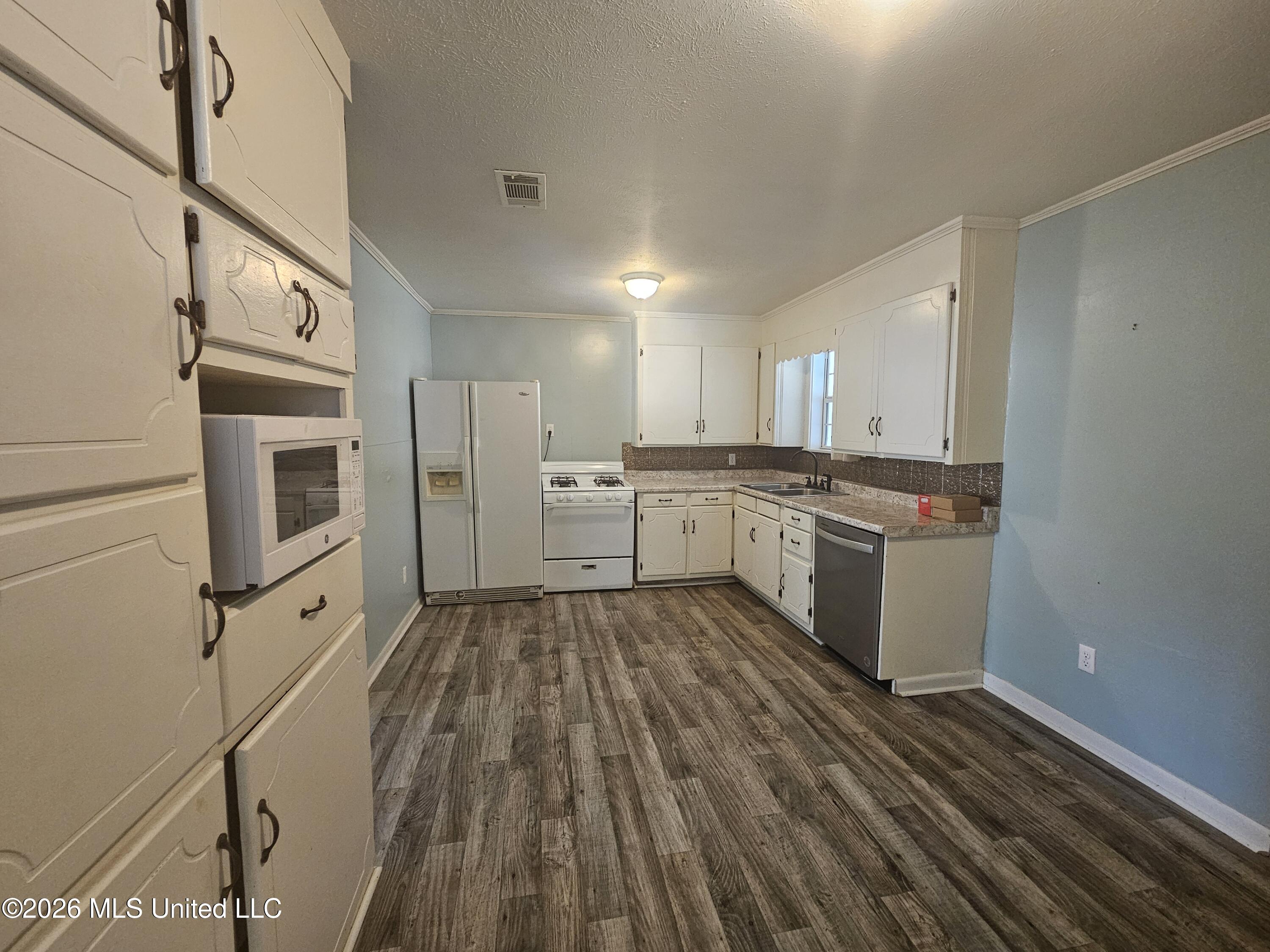 2029 Eleanor Street Property Photo 4