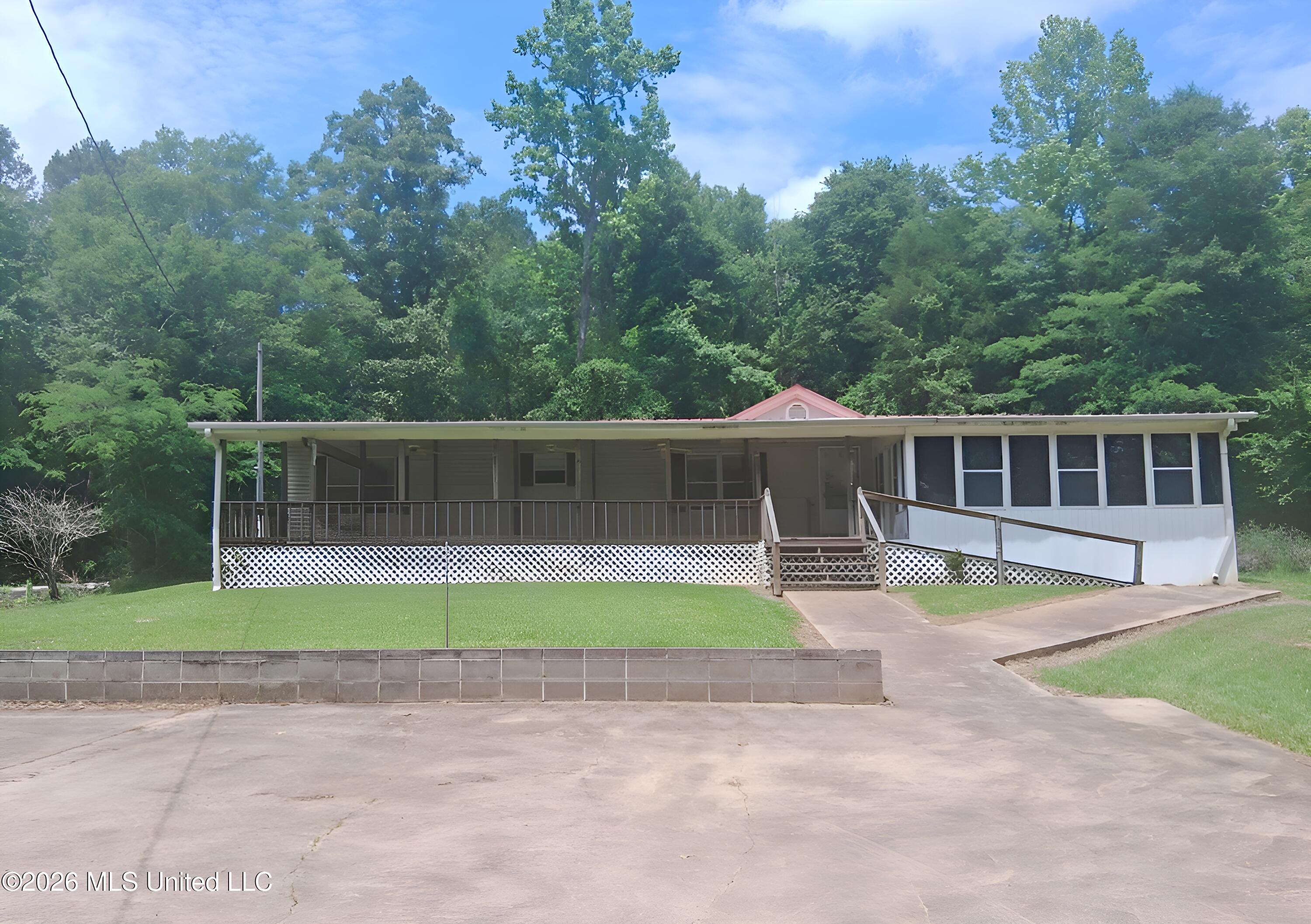 323 Pine Road Property Photo 1