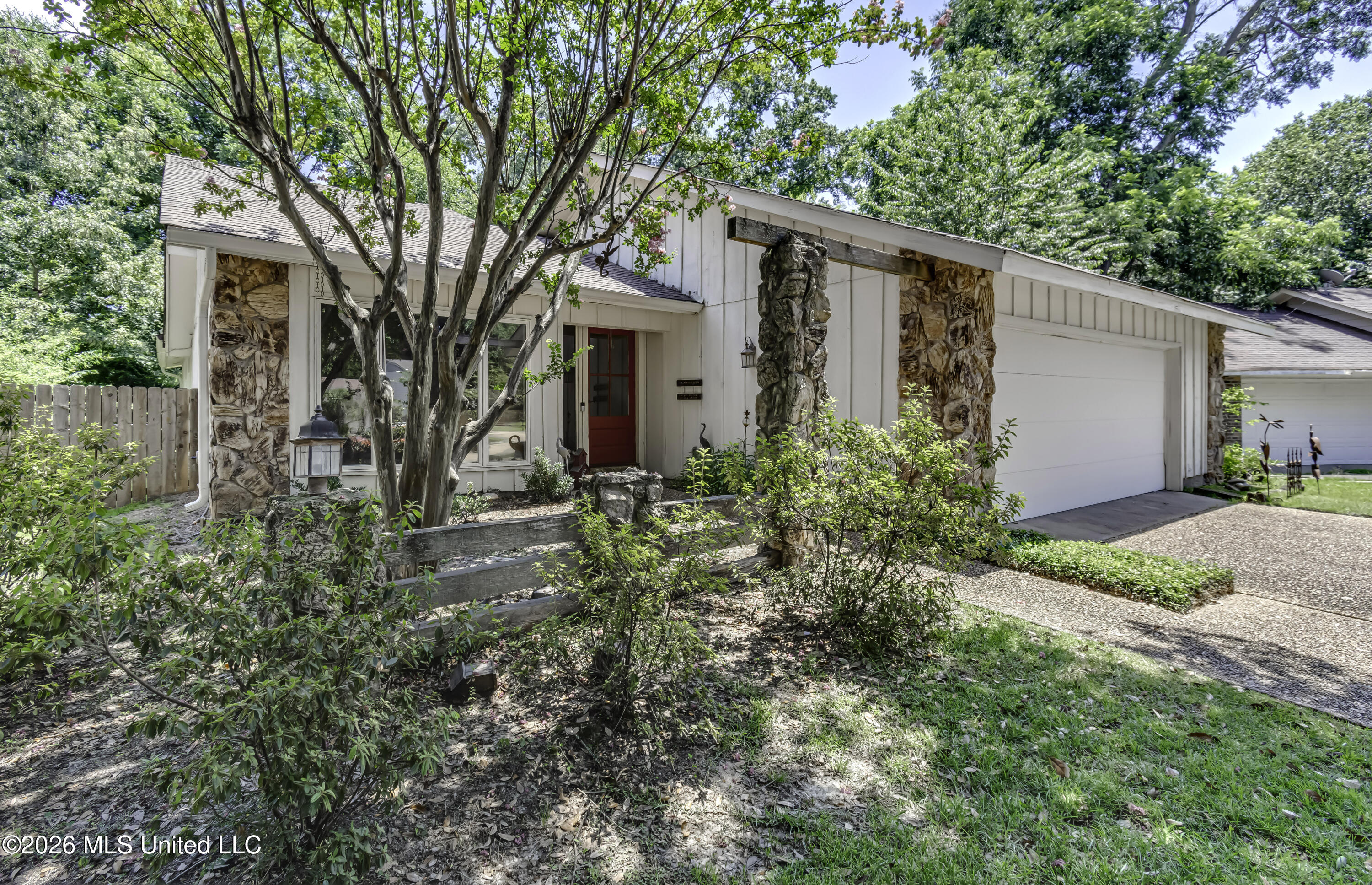1116 Benbrook Drive Property Photo 1