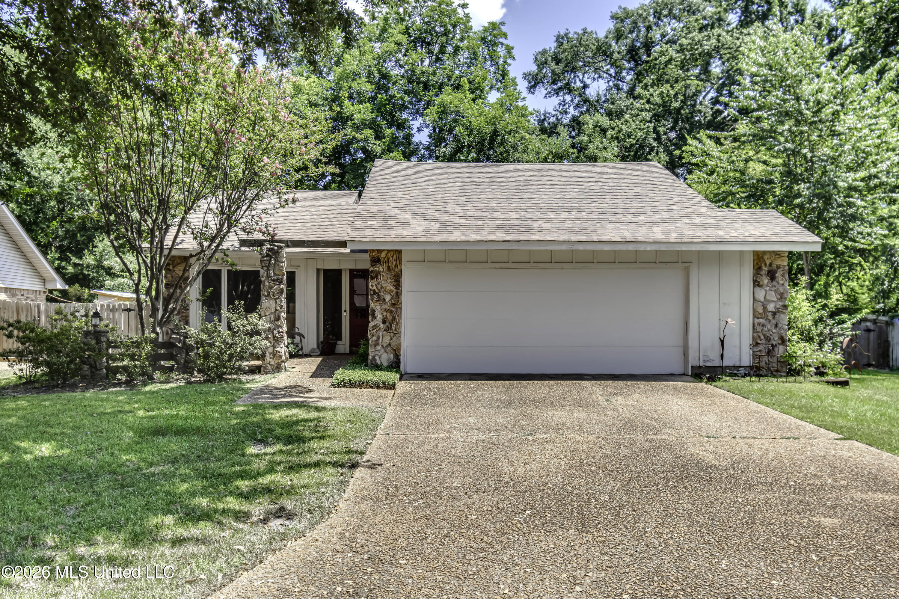 1116 Benbrook Drive Property Photo 2
